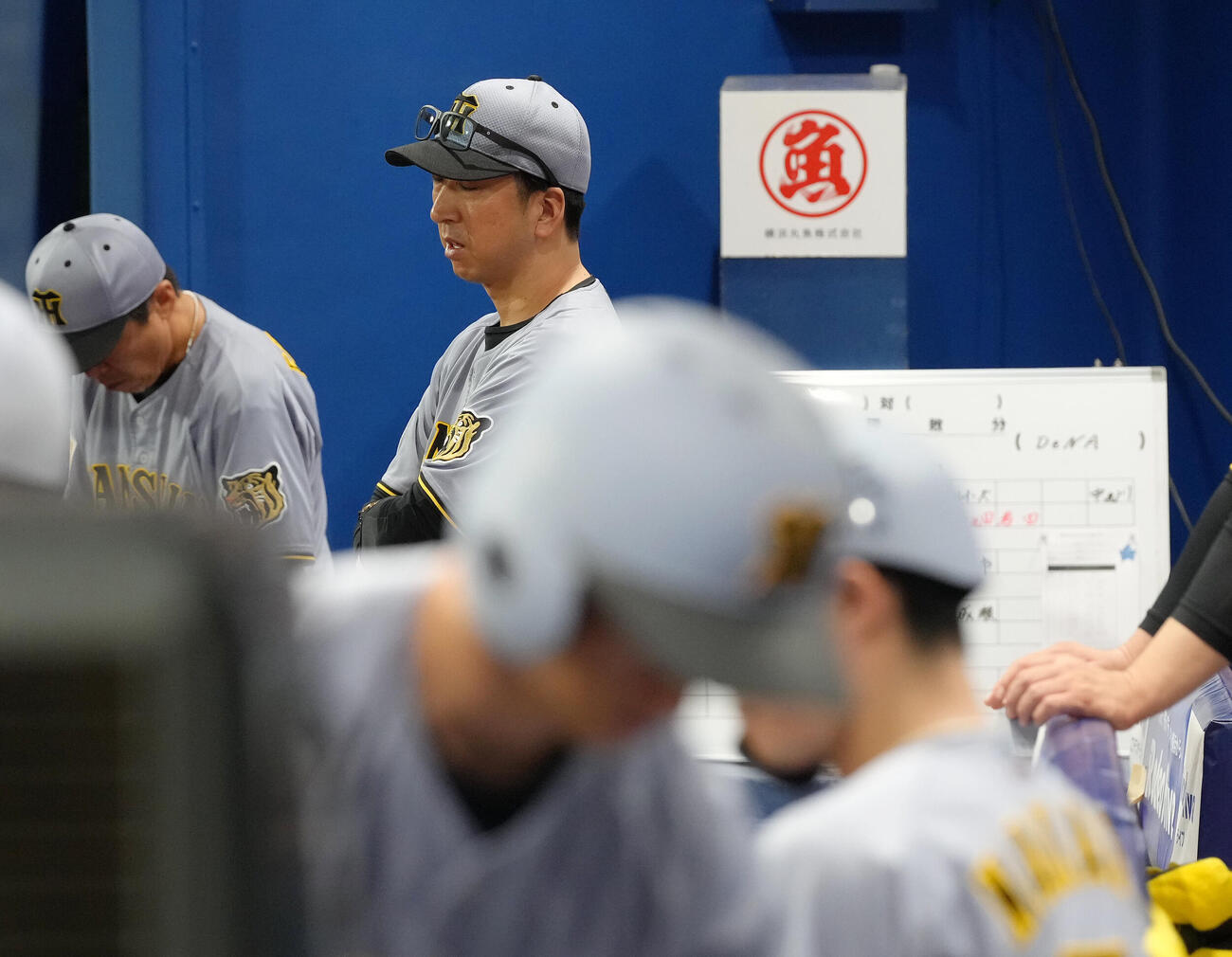 DeNA対阪神　DeNAに逆転で敗れがっくりとうつむく阪神藤川球児監督（撮影・足立雅史）