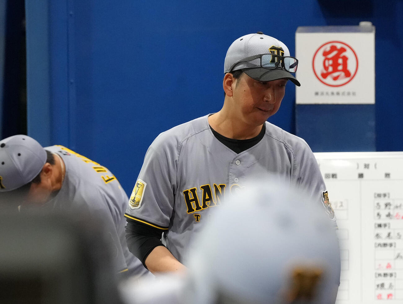 DeNA対阪神　DeNAに逆転で敗れがっくりとうつむく阪神藤川球児監督（撮影・足立雅史）