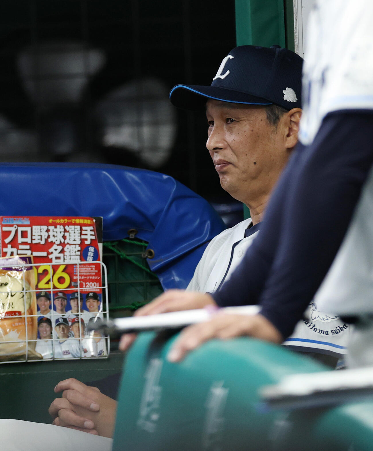 西武対ロッテ　戦況を見守る西武西口文也監督（撮影・増田悦実）