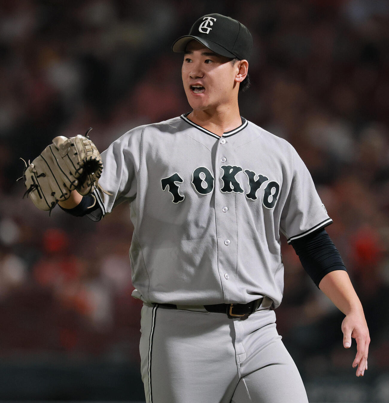 広島対巨人　6回裏を投げ終え、ベンチへ引きあげる井上温大（撮影・上山淳一）