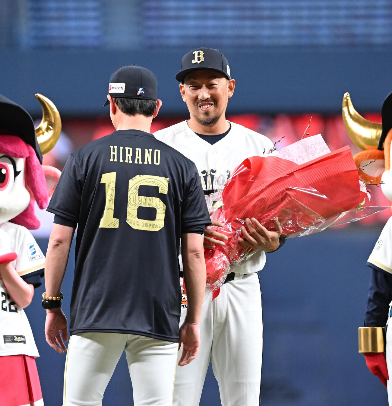 オリックス岸田護監督（左）から花束を贈られたオリックス平野佳寿（撮影・和賀正仁）