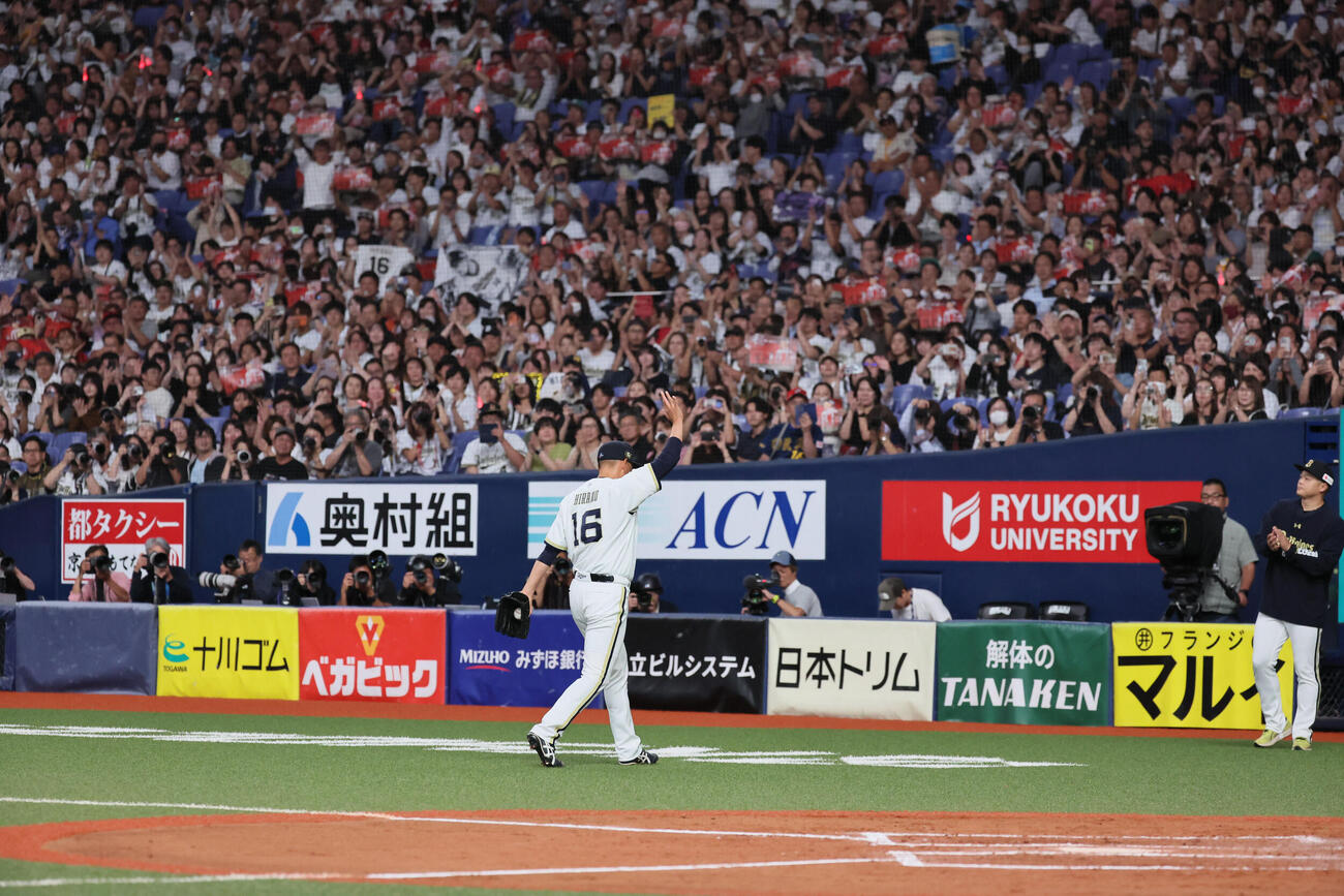 オリックス対ソフトバンク　9回表ソフトバンク無死、平野佳寿は最後の投球を終えて声援に応える（撮影・宮崎幸一）