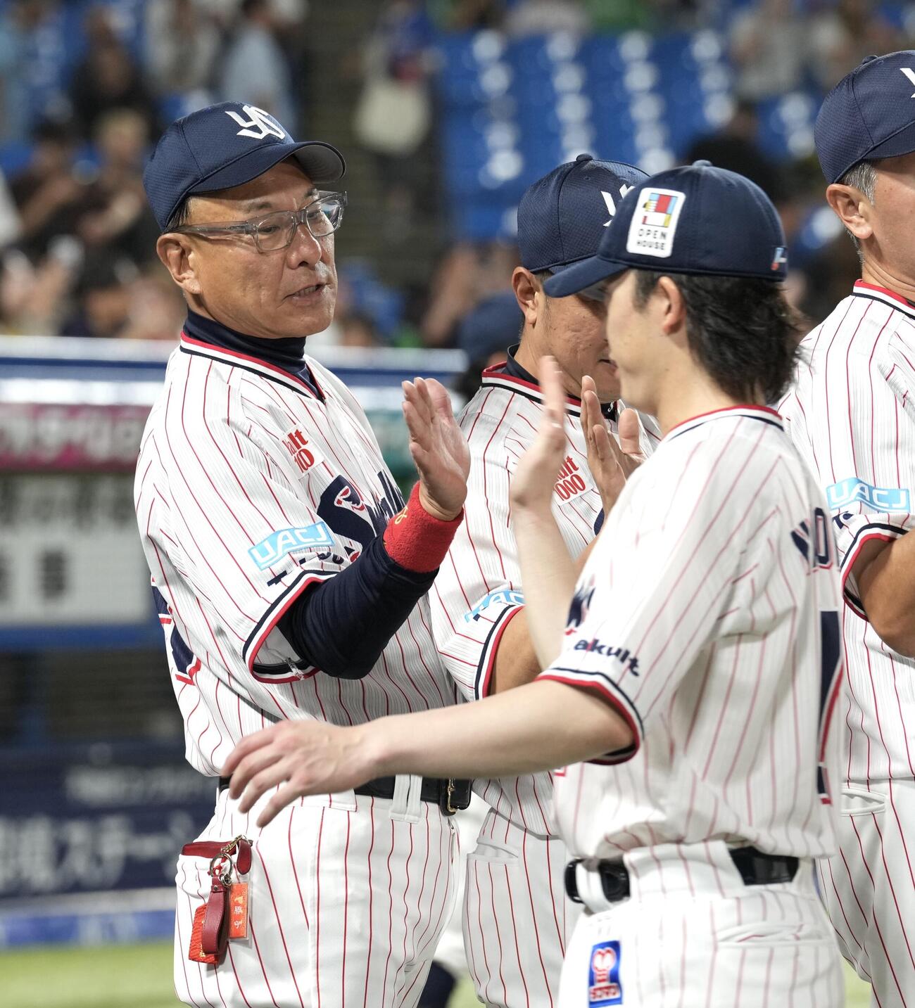 ヤクルト対中日　中日に勝利し選手とタッチを交わすヤクルト池山隆寛監督（左）（撮影・小島史椰）