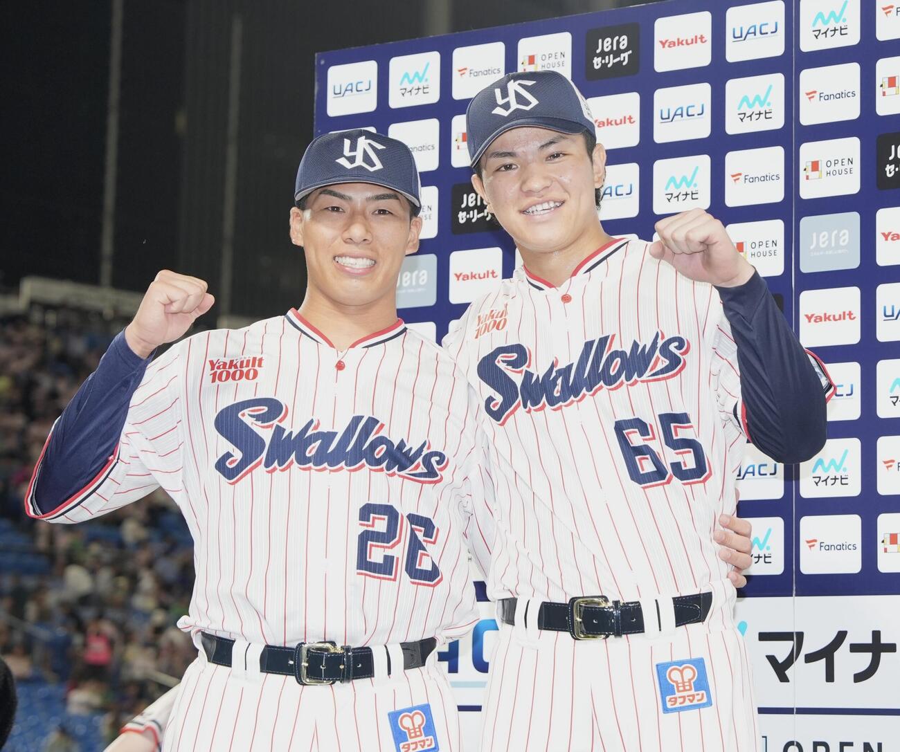 ヤクルト対中日　中日に勝利しガッツポーズで写真に納まる山野太一（左）と鈴木叶（撮影・小島史椰）