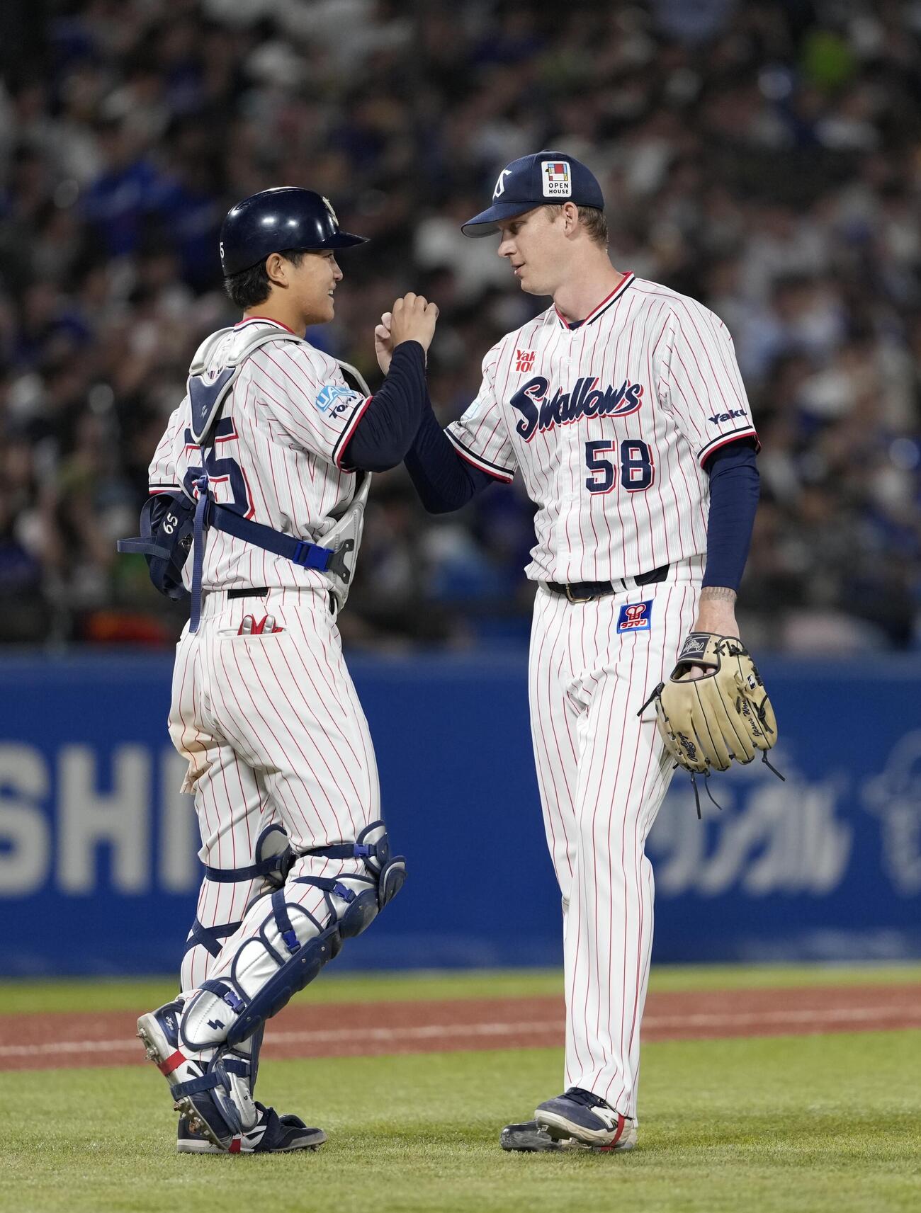 ヤクルト対中日　中日に勝利しタッチを交わす鈴木叶（左）とウォルターズ（撮影・小島史椰）
