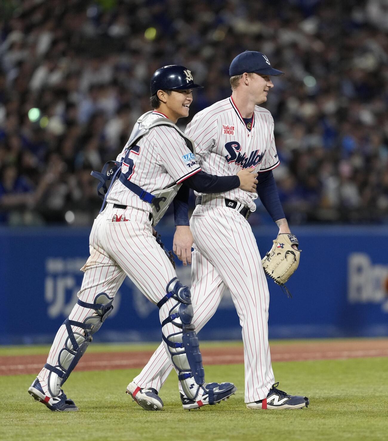 ヤクルト対中日　中日に勝利し笑顔を見せる鈴木叶（左）とウォルターズ（撮影・小島史椰）