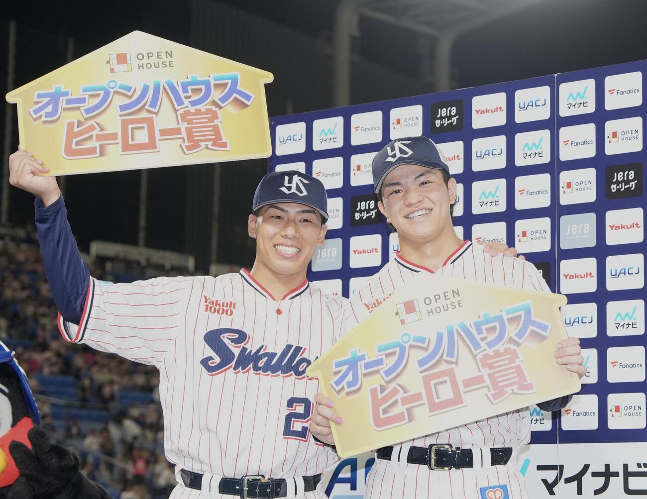 ヤクルト対中日　中日に勝利し笑顔で写真に納まる山野太一（左）と鈴木叶（撮影・小島史椰）