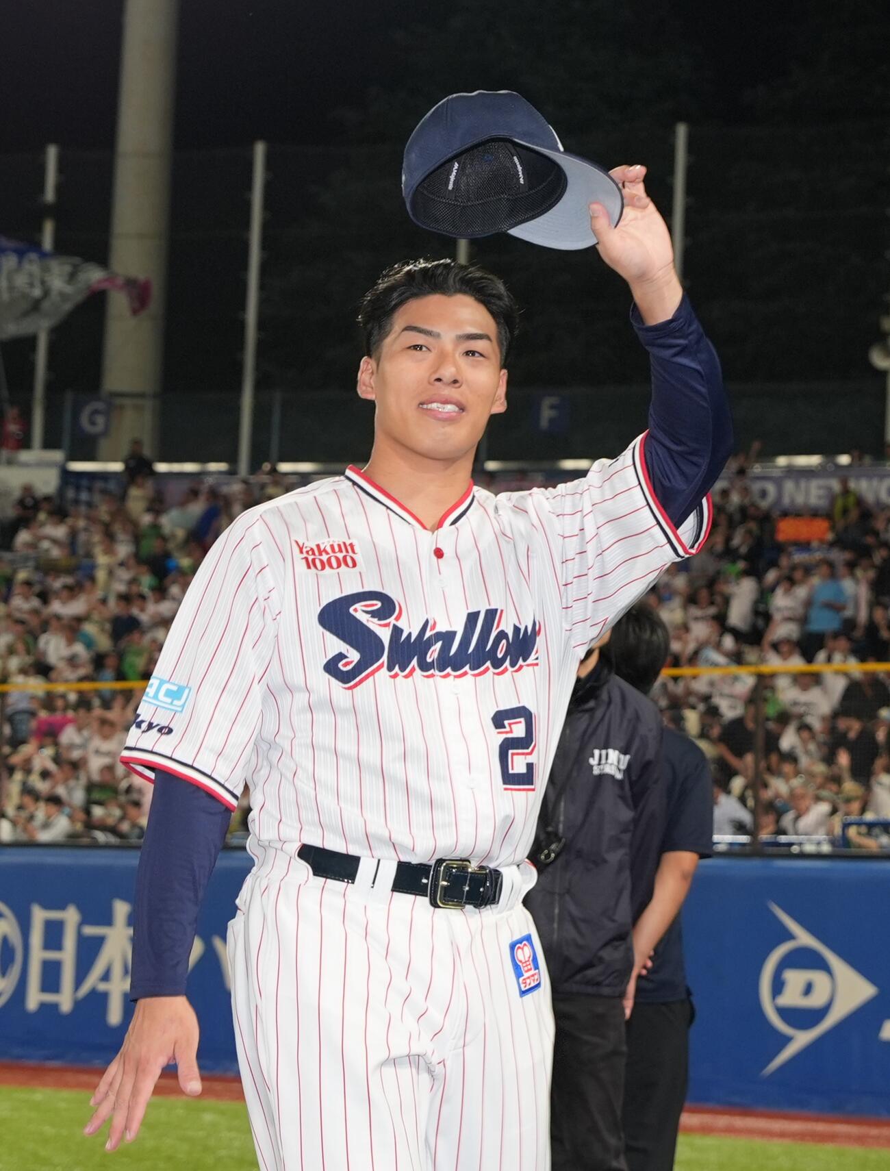 ヤクルト対中日　中日に勝利しスタンドに手を振る山野太一（撮影・小島史椰）