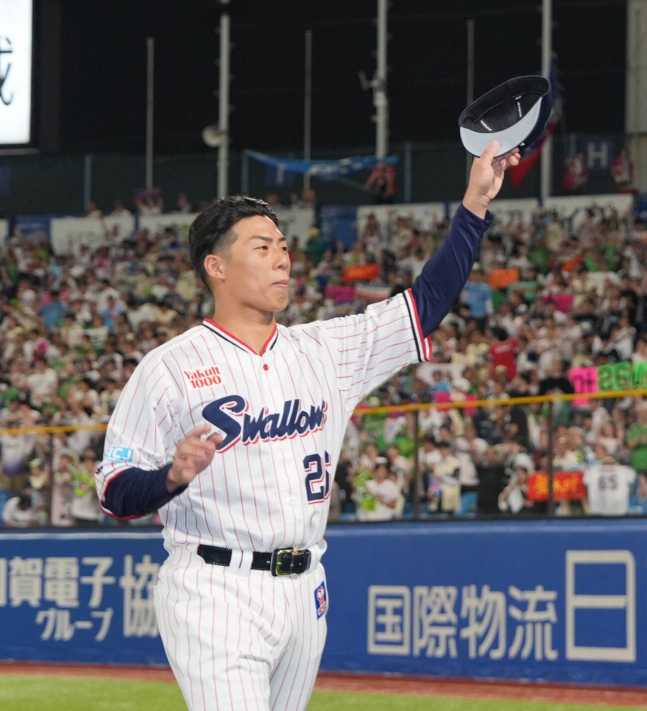 ヤクルト対中日　中日に勝利しスタンドに手を振る山野太一（撮影・小島史椰）
