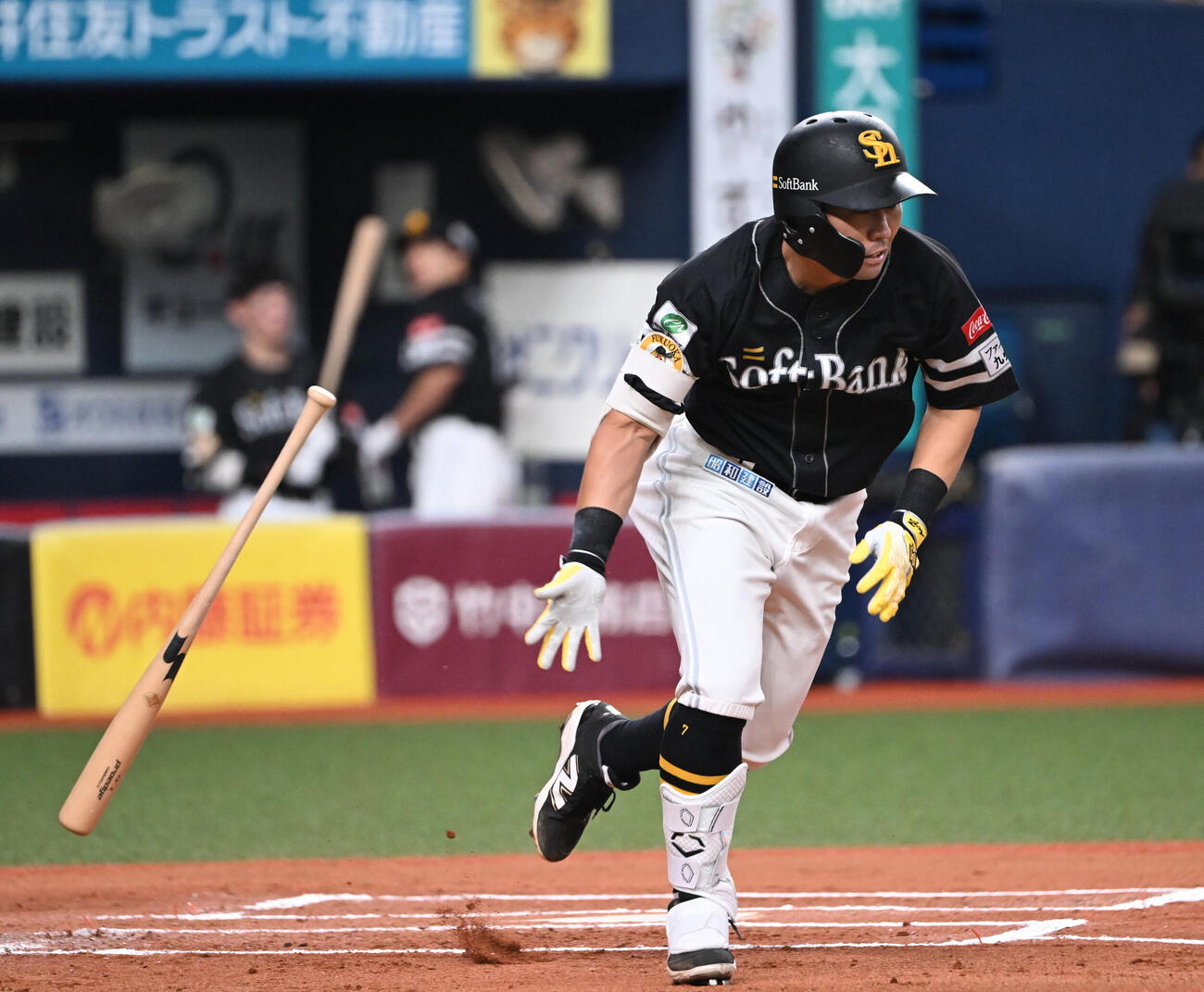 オリックス対ソフトバンク　7回表ソフトバンク1死、右前打を放つ中村晃（撮影・和賀正仁）