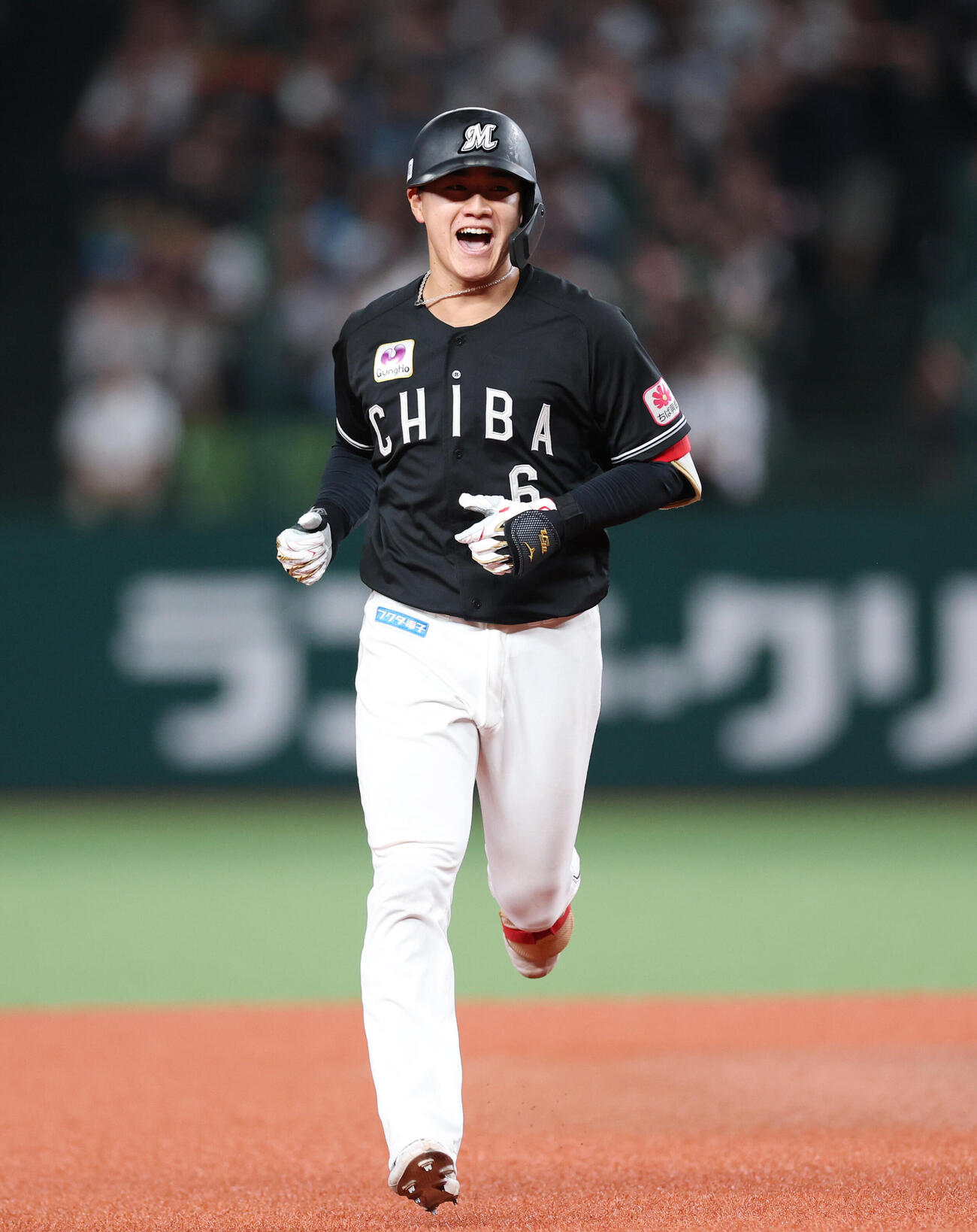 西武対ロッテ　8回表ロッテ2死一、二塁、3点本塁打を放ち声を上げながら駆ける西川史礁（撮影・増田悦実）