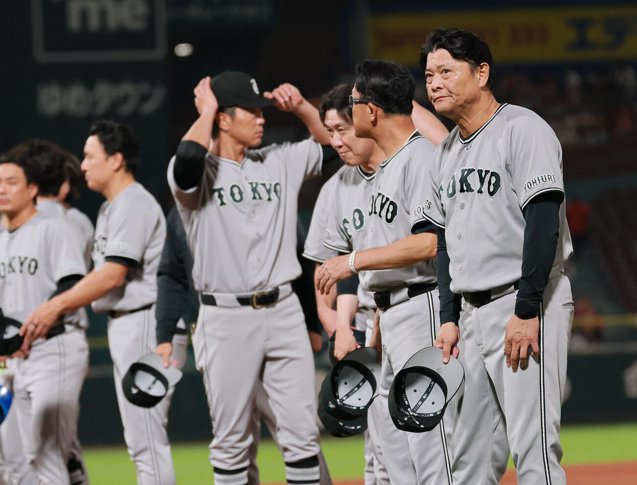 広島対巨人　マツダスタジアムでの最終戦を終え、ファンにあいさつする巨人橋上秀樹監督代行（右）ら（撮影・上山淳一）