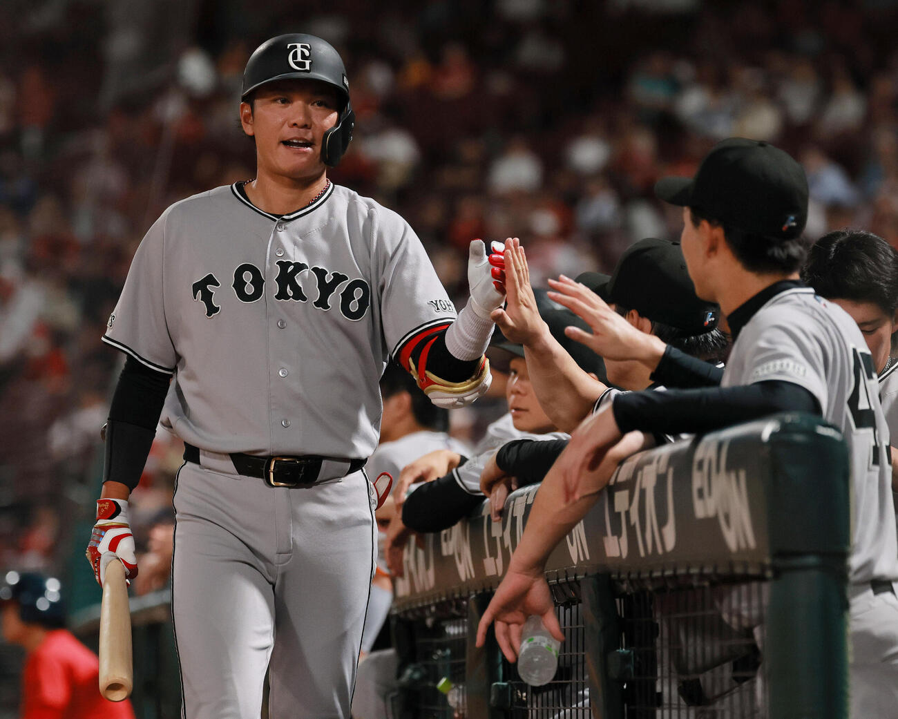 広島対巨人　9回表巨人1死二塁、代打坂本勇人は安打を放ち交代となりベンチ前で祝福を受ける（撮影・上山淳一）