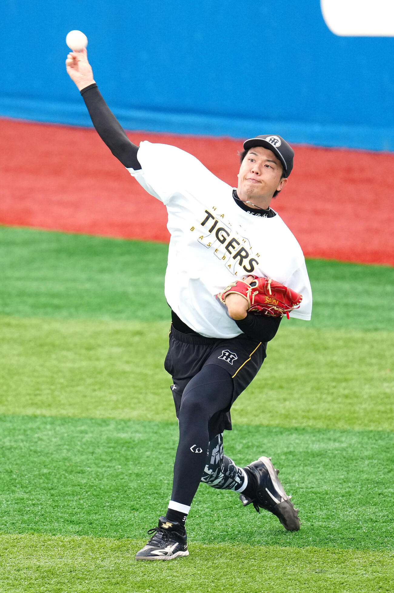 DeNA対阪神　試合前練習でキャッチボールする阪神才木浩人（撮影・江口和貴）