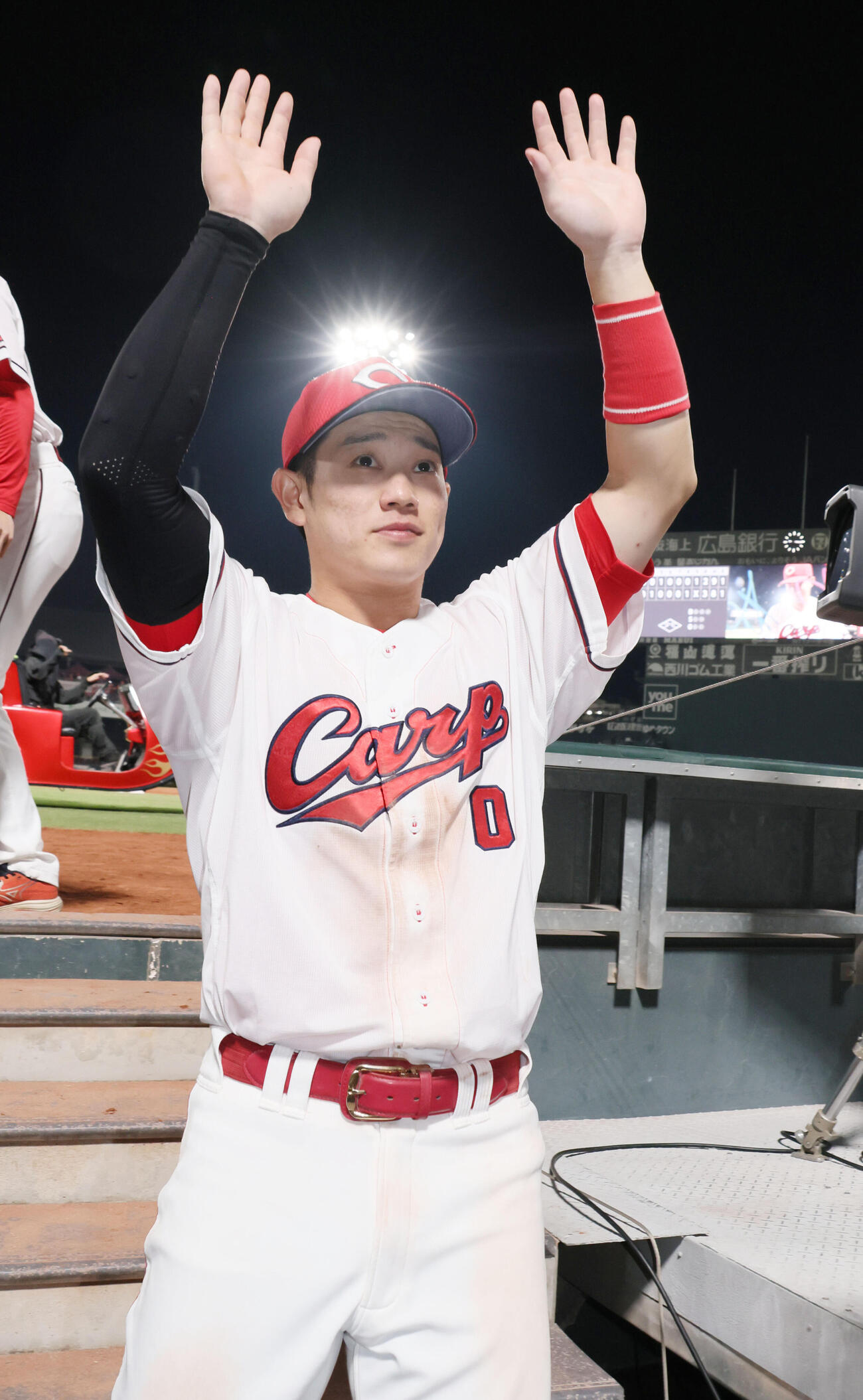 広島対巨人　ファンの声援に応える広島勝田成（撮影・加藤孝規）