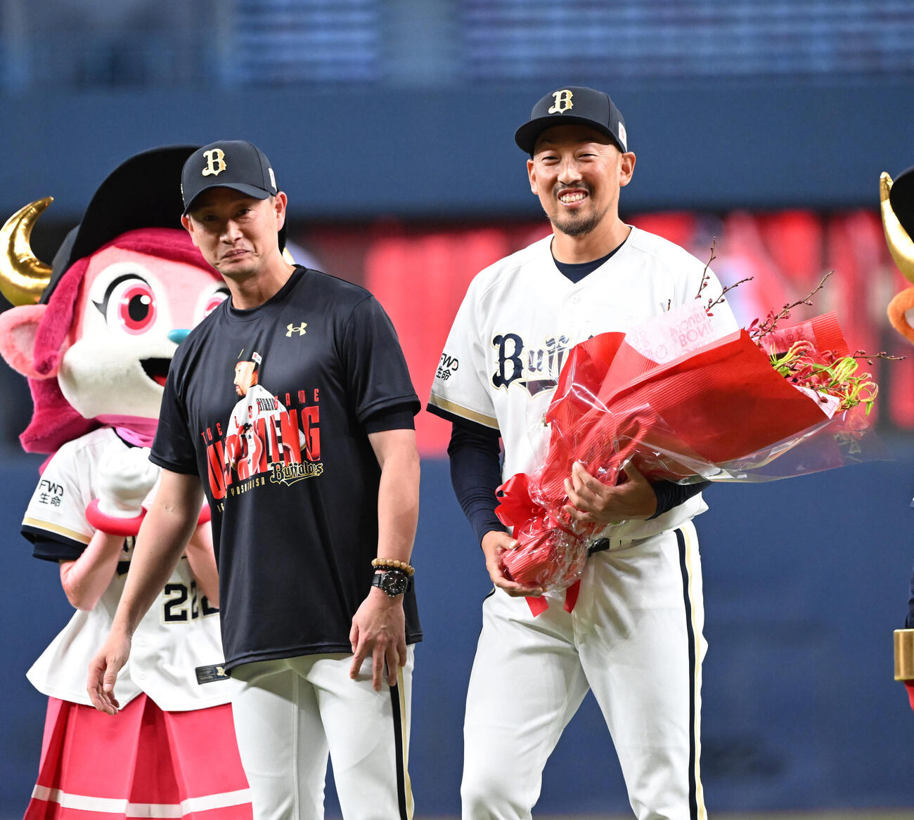 オリックス岸田護監督（左）から花束を贈られたオリックス平野佳寿（撮影・和賀正仁）