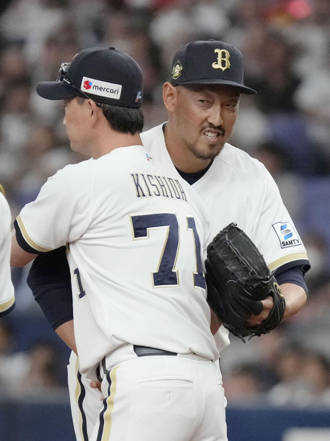 9回、ソフトバンク・中村晃を空振り三振に仕留め、降板するオリックス・平野。手前は岸田監督＝京セラドーム