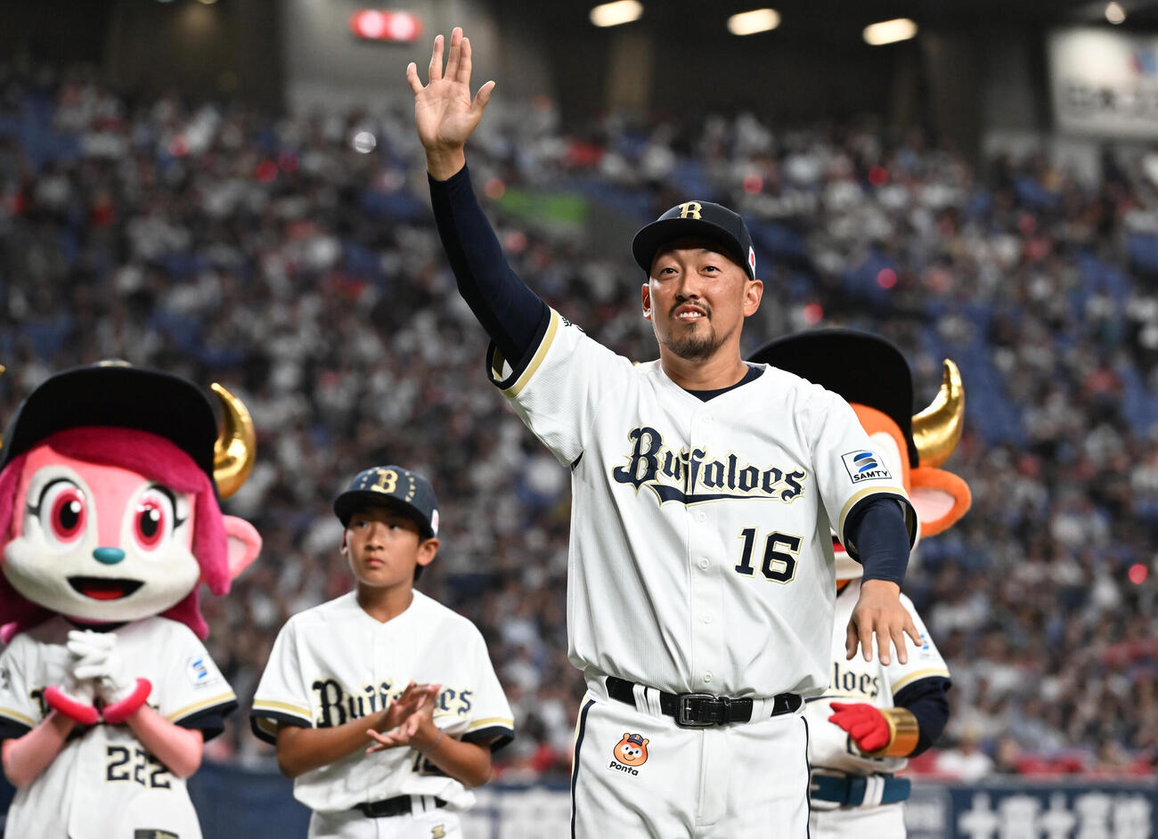 最後にグラウンドを1周しファンの声援に応えるオリックス平野佳寿（撮影・和賀正仁）