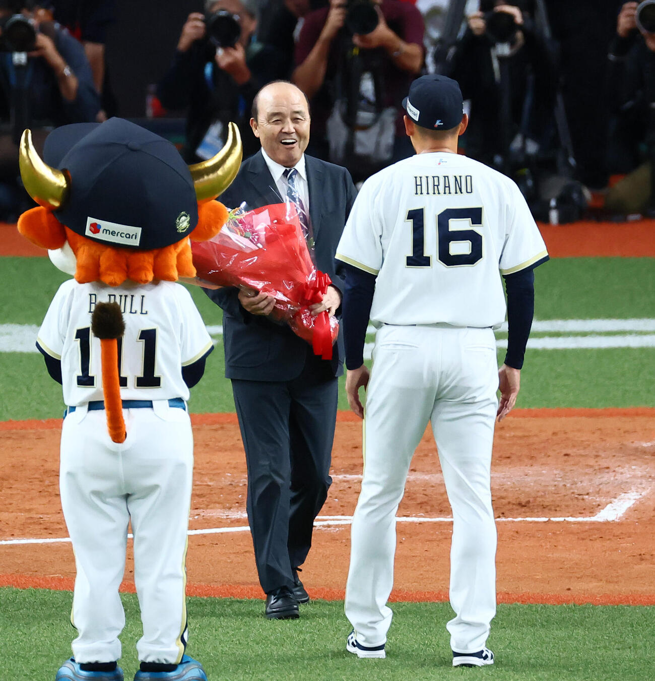 オリックス対ソフトバンク　引退セレモニーでオリックス平野佳寿（右）に花束を手渡す元オリックス監督の岡田彰布氏（撮影・加藤哉）