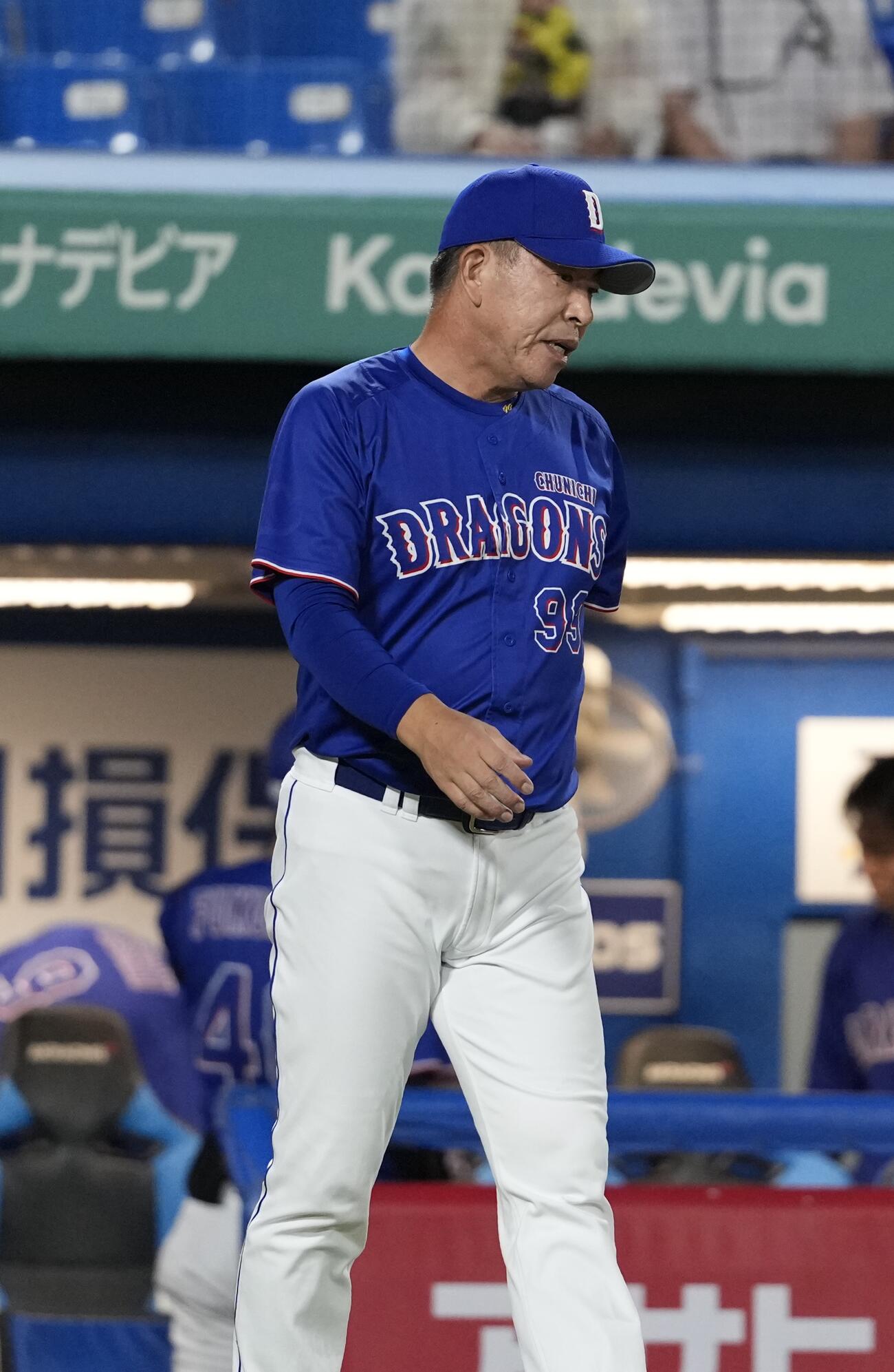 ヤクルト対中日　8回表終了後、選手交代を告げる中日井上一樹監督（撮影・小島史椰）