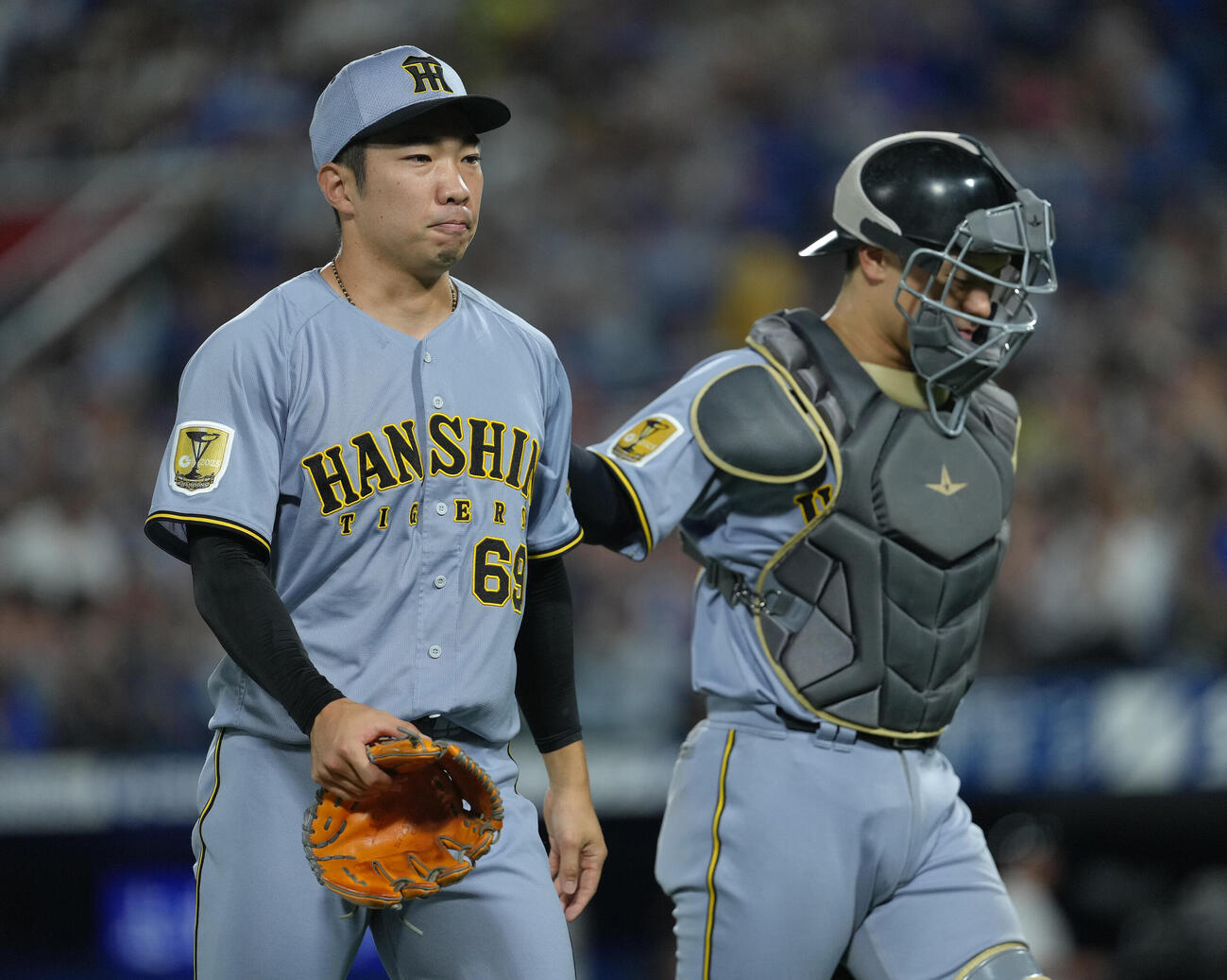 DeNA対阪神　8回、逆転を許しベンチに戻る阪神石井大智（左）と坂本誠志郎（撮影・足立雅史）