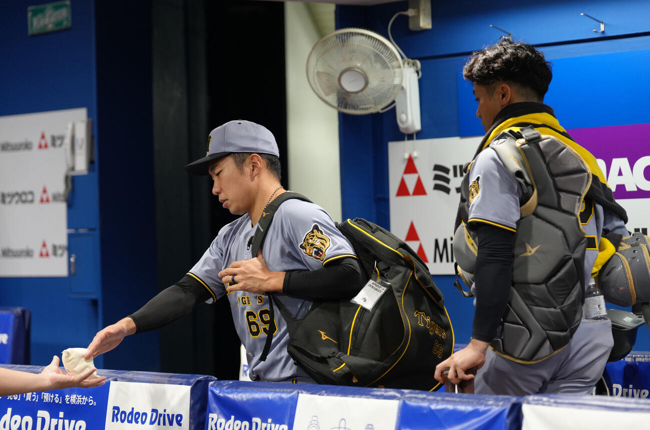 DeNA対阪神　試合後、がっくりと引き揚げる阪神石井大智（左）と坂本誠志郎（撮影・足立雅史）