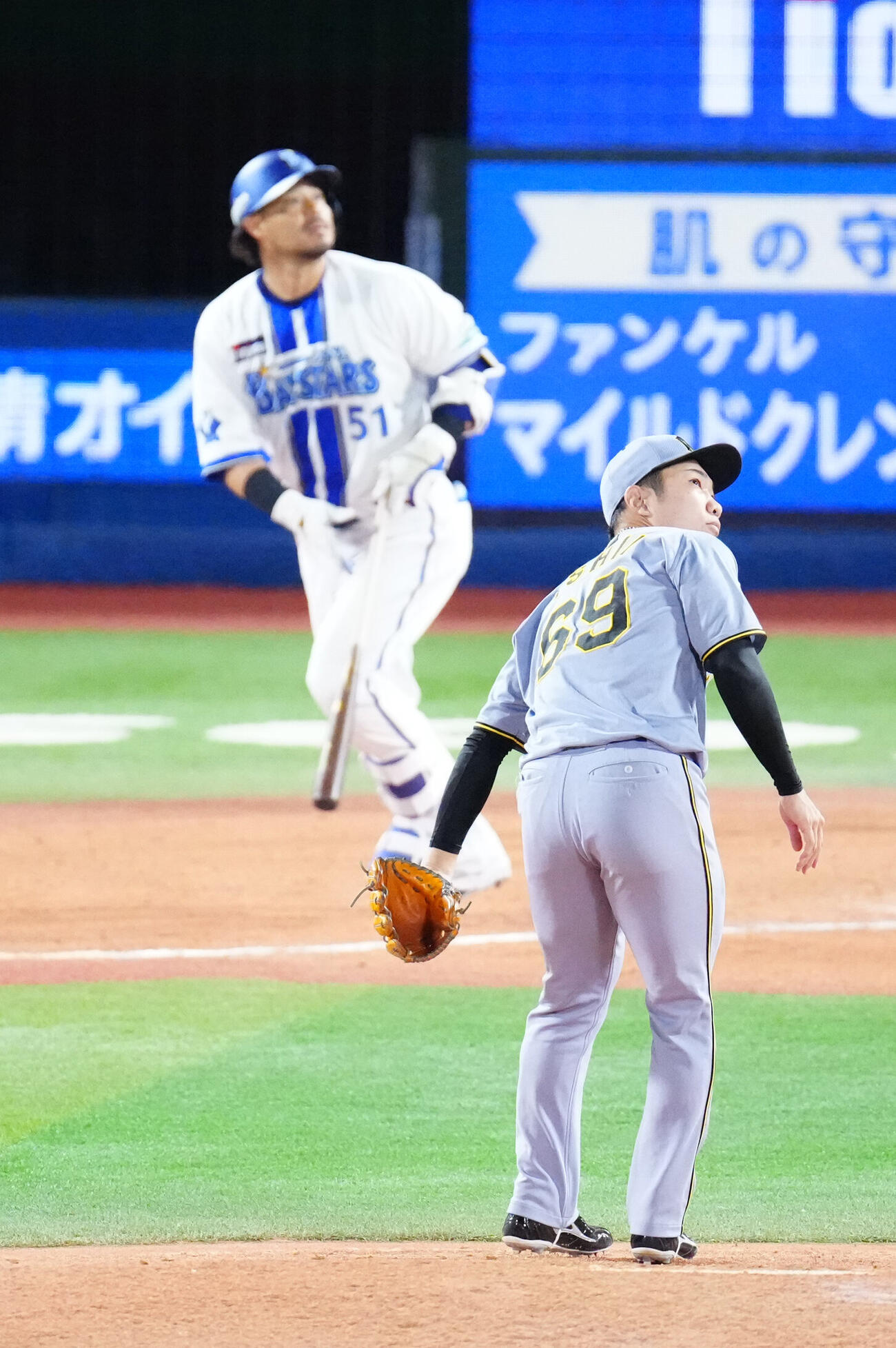 DeNA対阪神　8回裏DeNA2死三塁、宮崎敏郎（後方）に2点本塁打を浴びる石井大智（撮影・江口和貴）