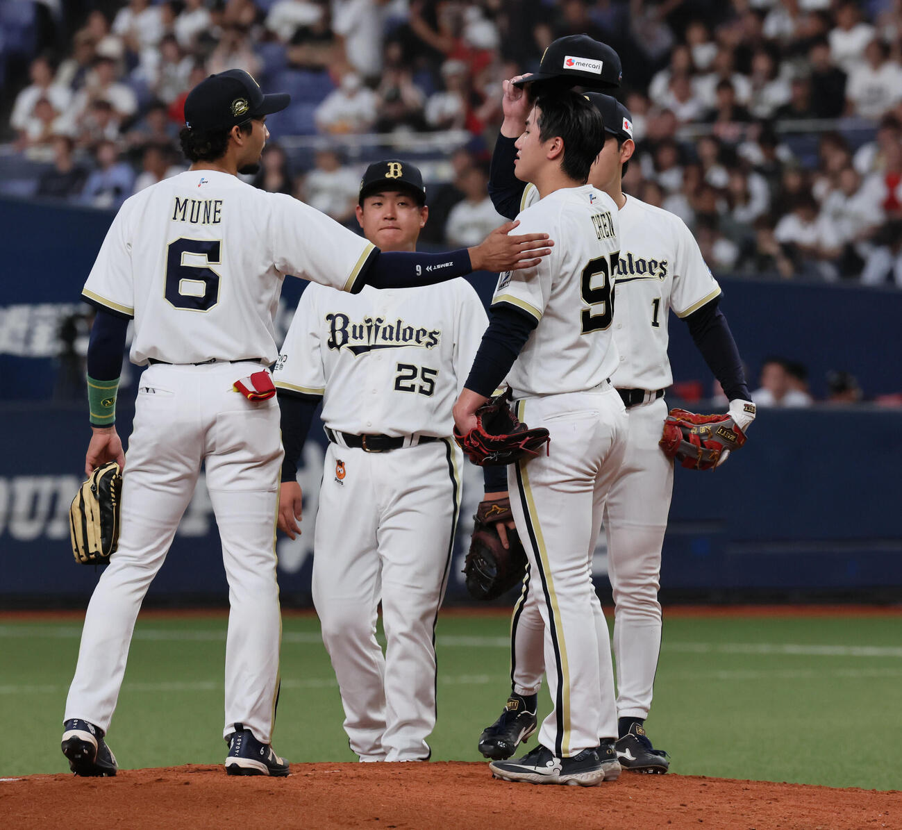 オリックス対ソフトバンク　1回表ソフトバンク2死一、三塁、1回6失点で降板となった陳睦衡（右）（撮影・宮崎幸一）