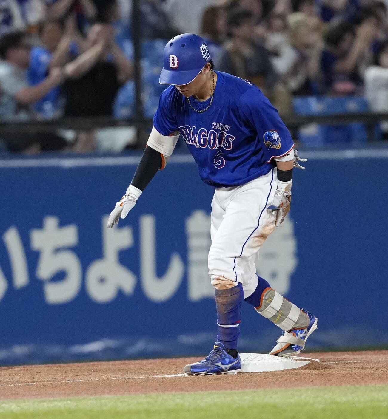 ヤクルト対中日　3回表中日1死一塁、適時三塁打を放ち出塁する村松開人（撮影・小島史椰）