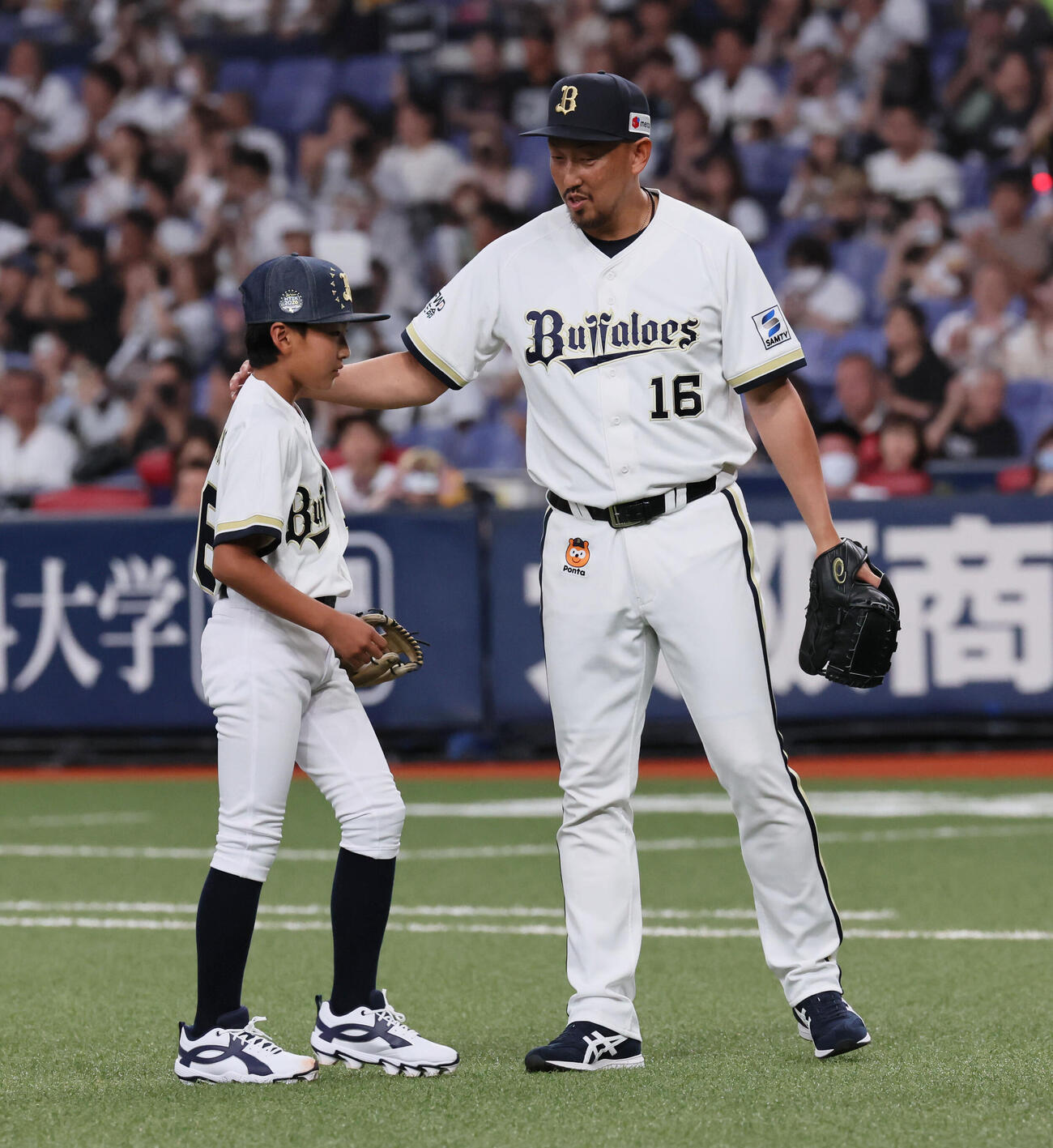 オリックス対ソフトバンク　セレモニアルピッチを行ったオリックス平野佳寿の息子の世直くん（撮影・宮崎幸一）