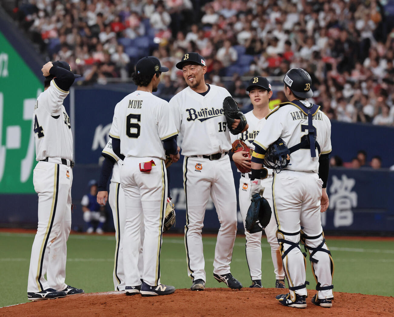 オリックス対ソフトバンク　9回表ソフトバンク1死、最終登板を終えた平野佳寿はえがおでマウンドをおりる（撮影・宮崎幸一）