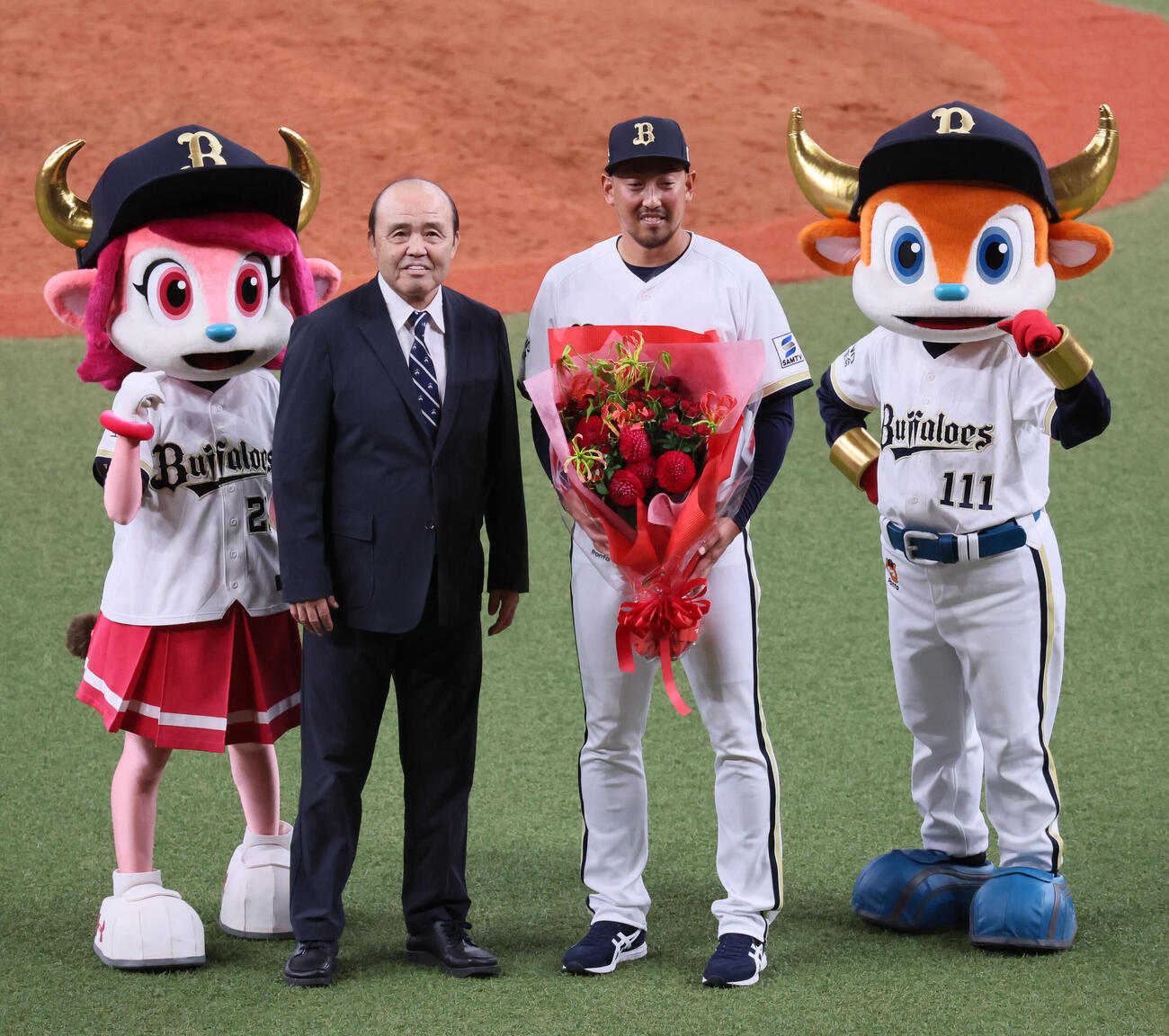 オリックス対ソフトバンク　引退セレモニーで岡田彰布氏から花束を受け取った平野佳寿（撮影・宮崎幸一）