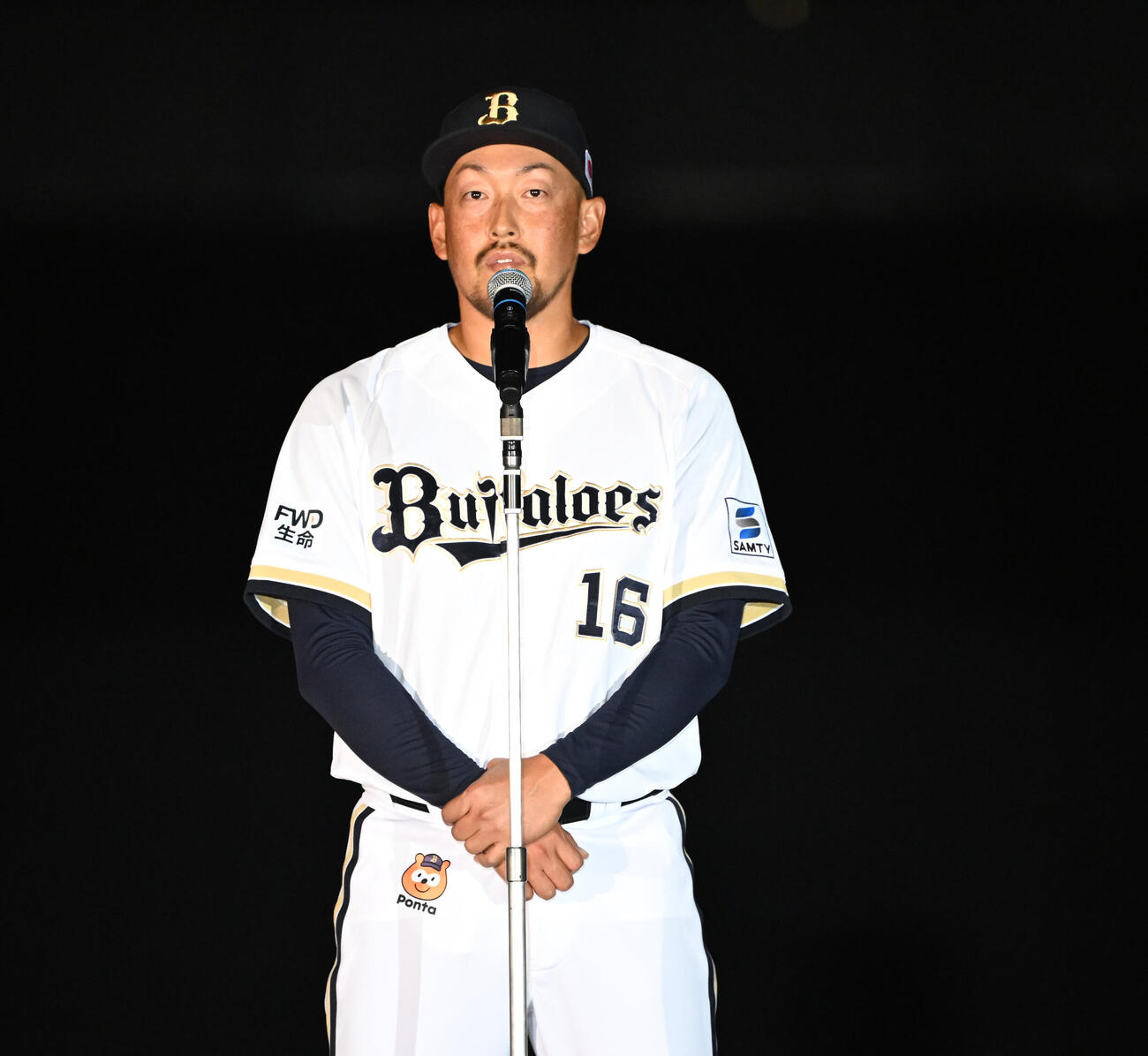 セレモニーであいさつするオリックス平野佳寿（撮影・和賀正仁）