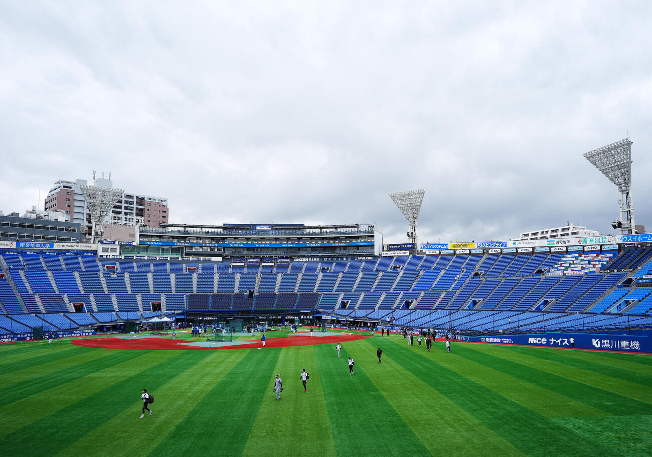 DeNA対阪神　試合前練習へ向かう阪神の選手たち（撮影・江口和貴）