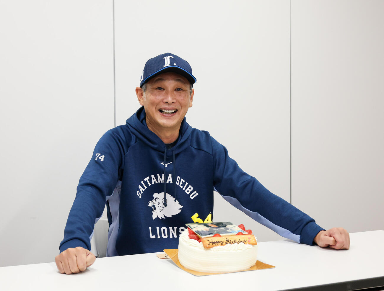 西武対ロッテ　誕生日をお祝いされ笑顔で話をする西武西口文也監督（撮影・増田悦実）