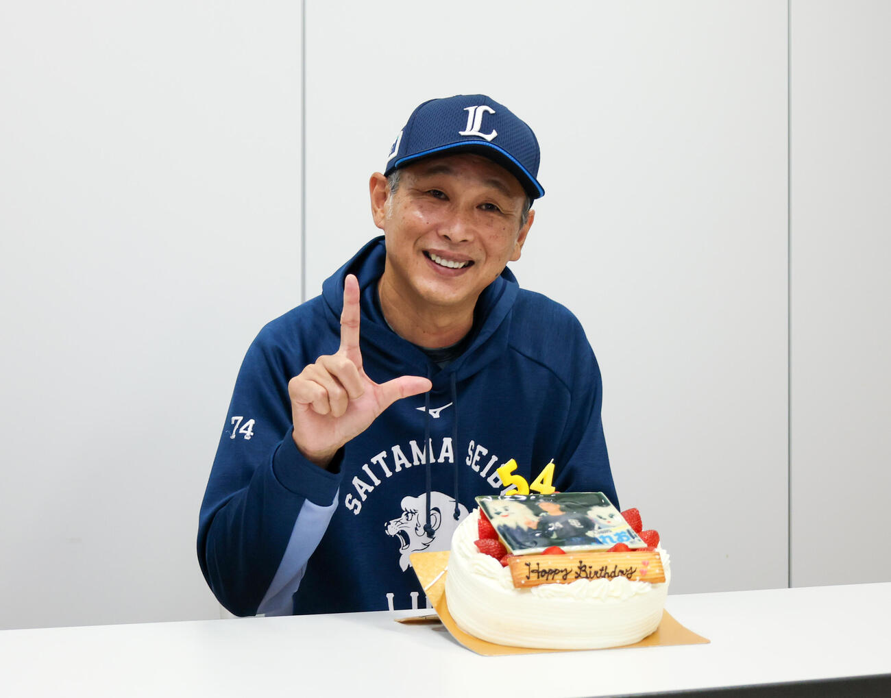 西武対ロッテ　誕生日をお祝いされ笑顔でLポーズをする西武西口文也監督（撮影・増田悦実）