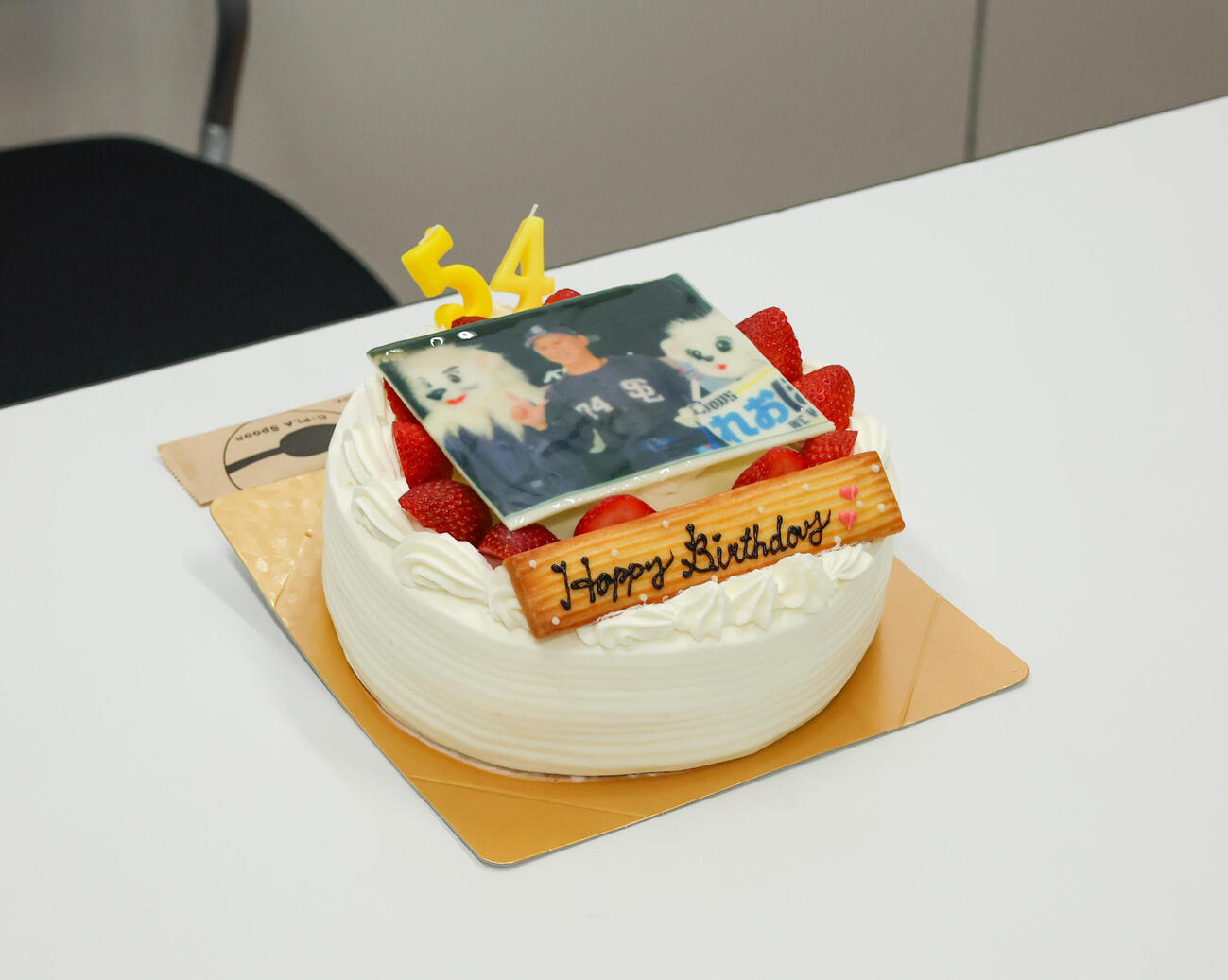 西武対ロッテ　西武西口文也監督の誕生日ケーキ（撮影・増田悦実）