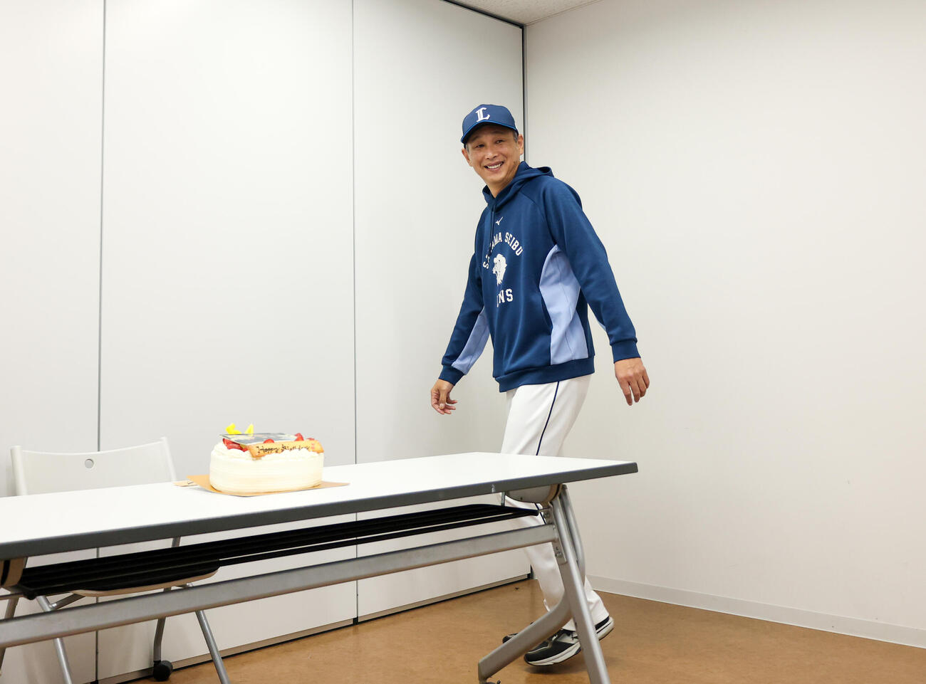 西武対ロッテ　サプライズで誕生日をお祝いされ笑顔の西武西口文也監督（撮影・増田悦実）