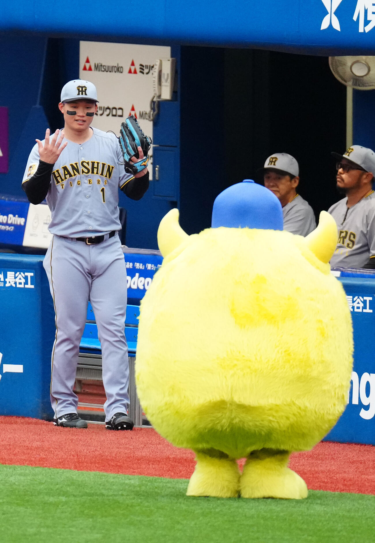 DeNA対阪神　試合前、チャピーと交流する阪神森下翔太（撮影・江口和貴）