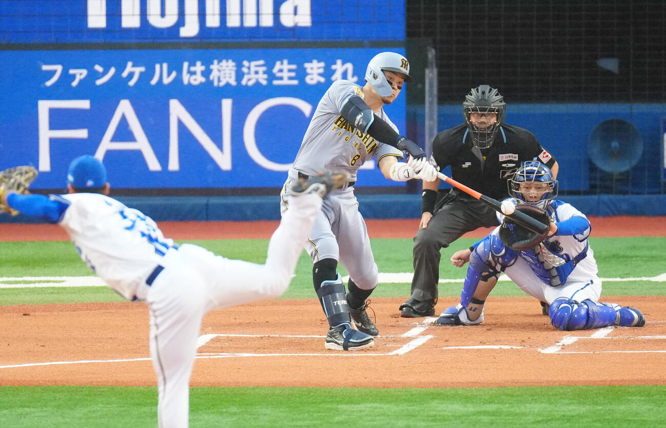 DeNA対阪神　1回表阪神1死一、三塁、先制犠飛を放つ佐藤輝明。投手尾形崇斗（撮影・江口和貴）