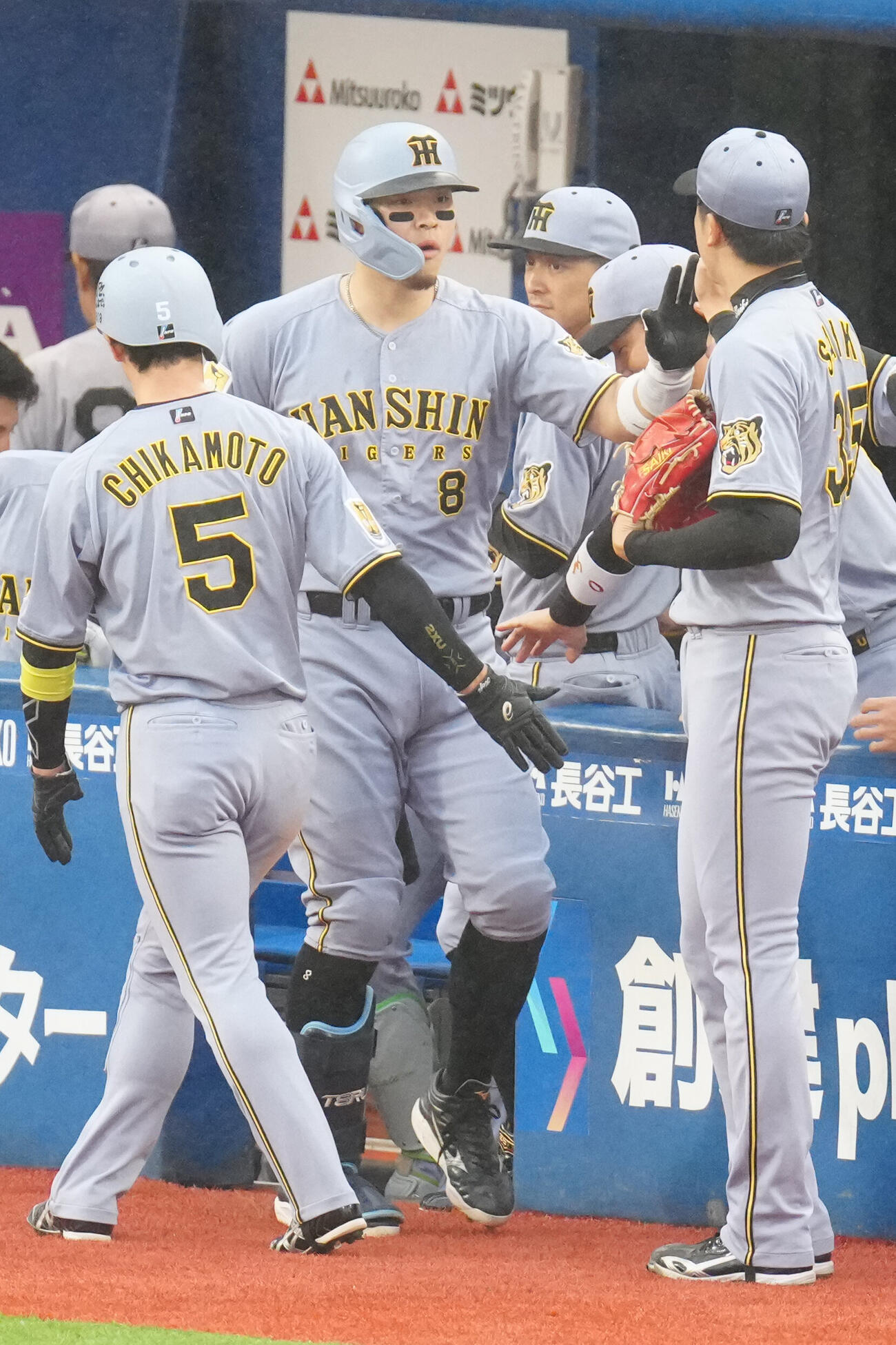 DeNA対阪神　1回表阪神1死一、三塁、先制犠飛を放ち、才木浩人（右）とタッチを交わす佐藤輝明（撮影・江口和貴）
