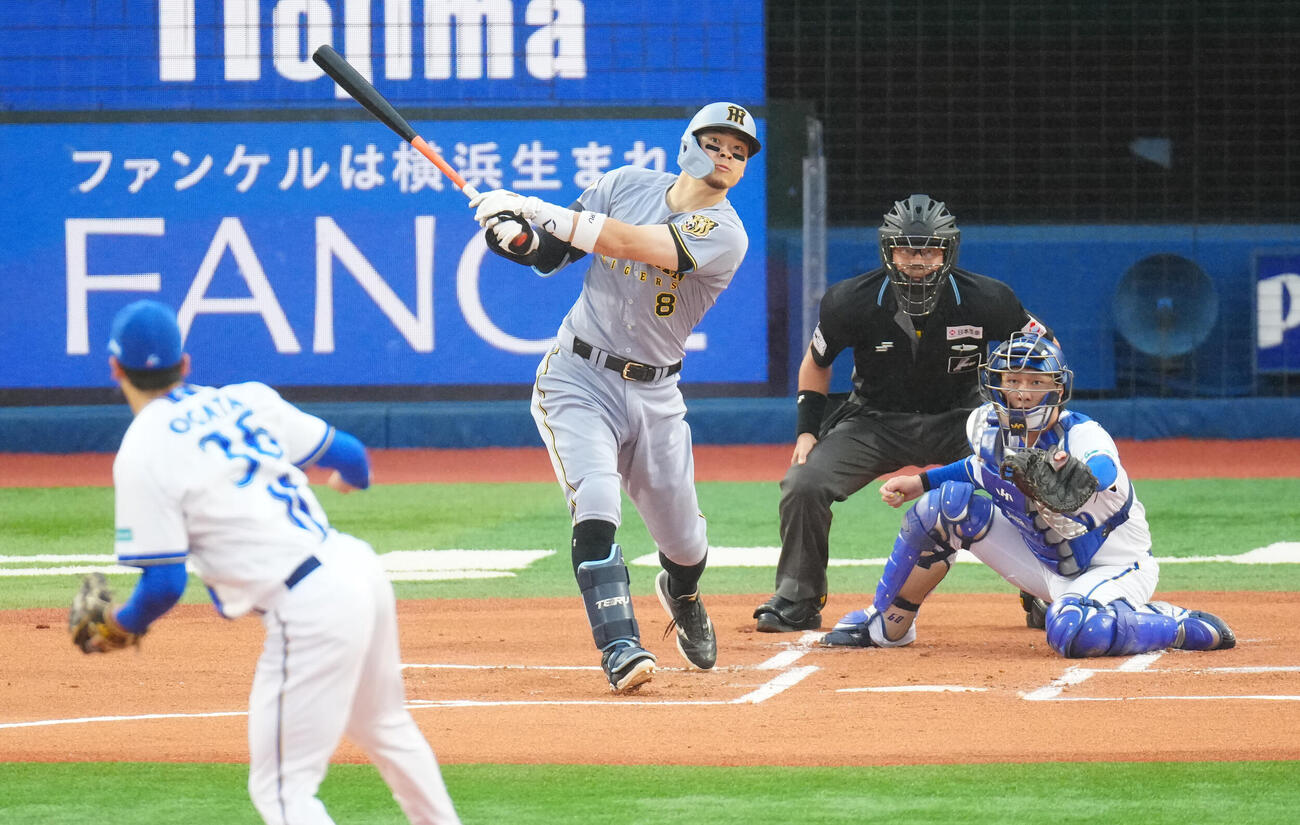 DeNA対阪神　1回表阪神1死一、三塁、先制犠飛を放つ佐藤輝明。投手尾形崇斗（撮影・江口和貴）