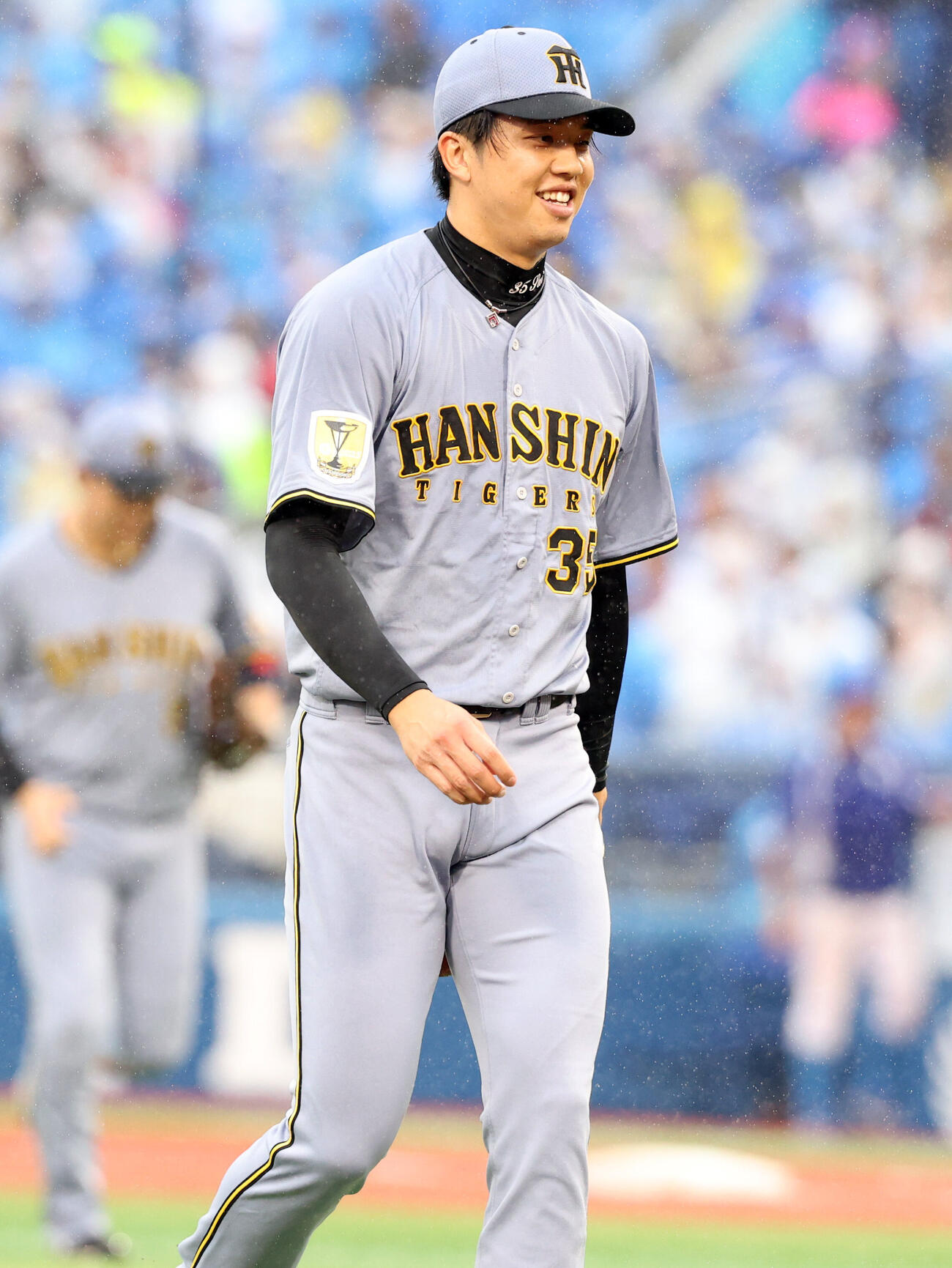 DeNA対阪神　1回裏DeNA2死一、二塁、佐野恵太を三振に仕留め笑みを浮かべる才木浩人（撮影・浅見桂子）