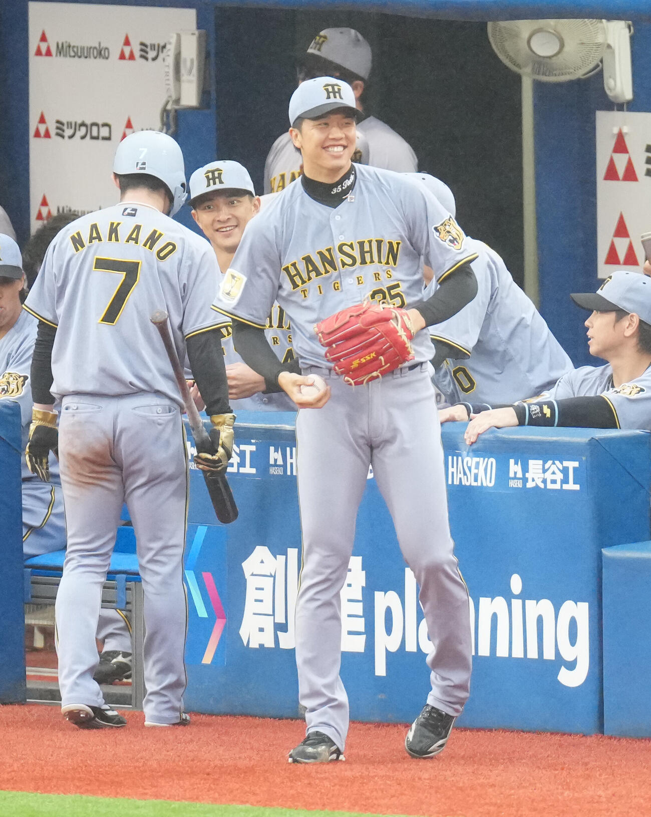 DeNA対阪神　1回表阪神2死二塁、大山悠輔が適時打を放ち、笑顔を見せる才木浩人（撮影・江口和貴）