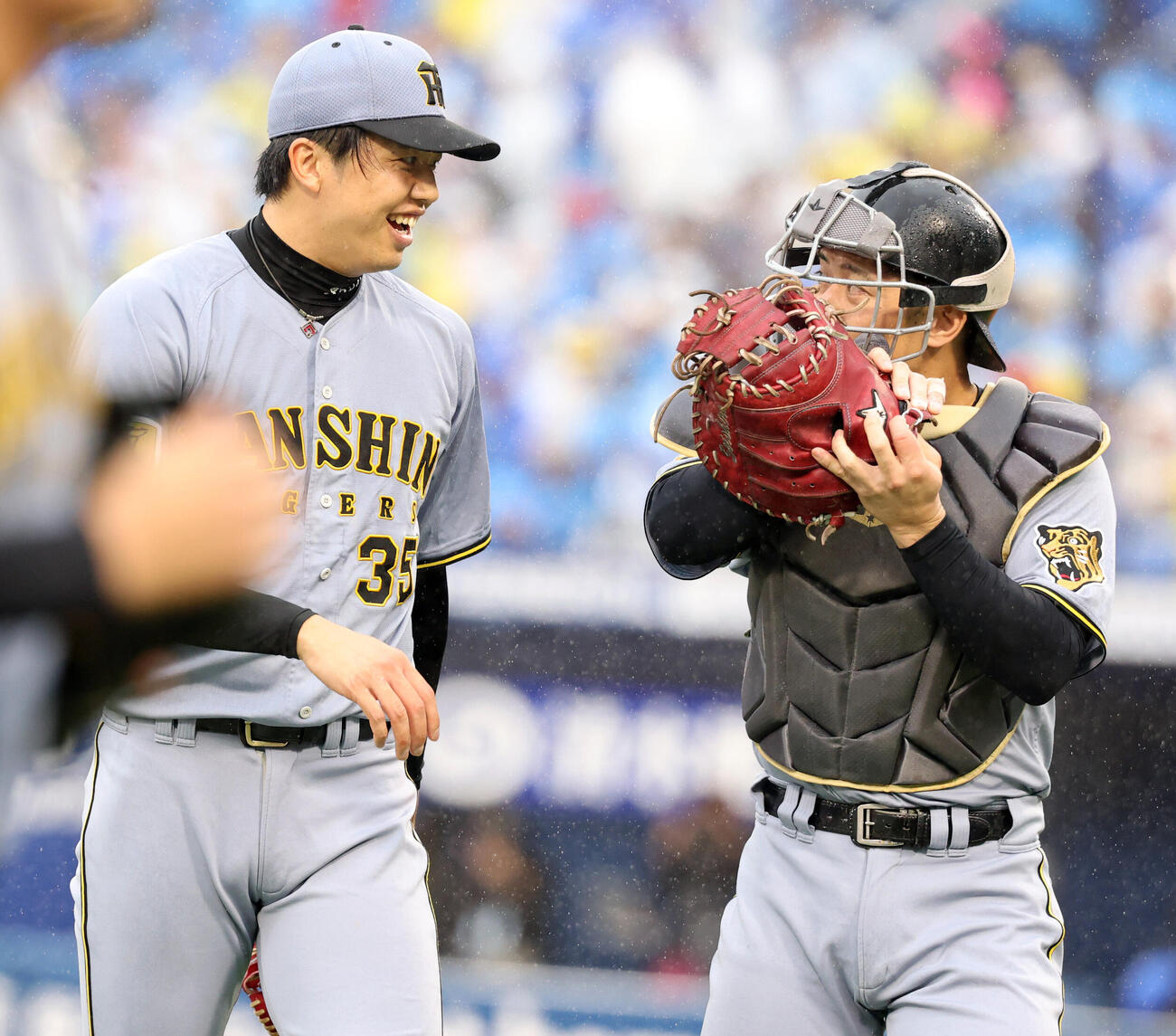 DeNA対阪神　1回裏DeNA2死一、二塁、佐野恵太を三振に仕留めた才木浩人（左）は笑みを浮かべて坂本誠志郎と話す（撮影・浅見桂子）
