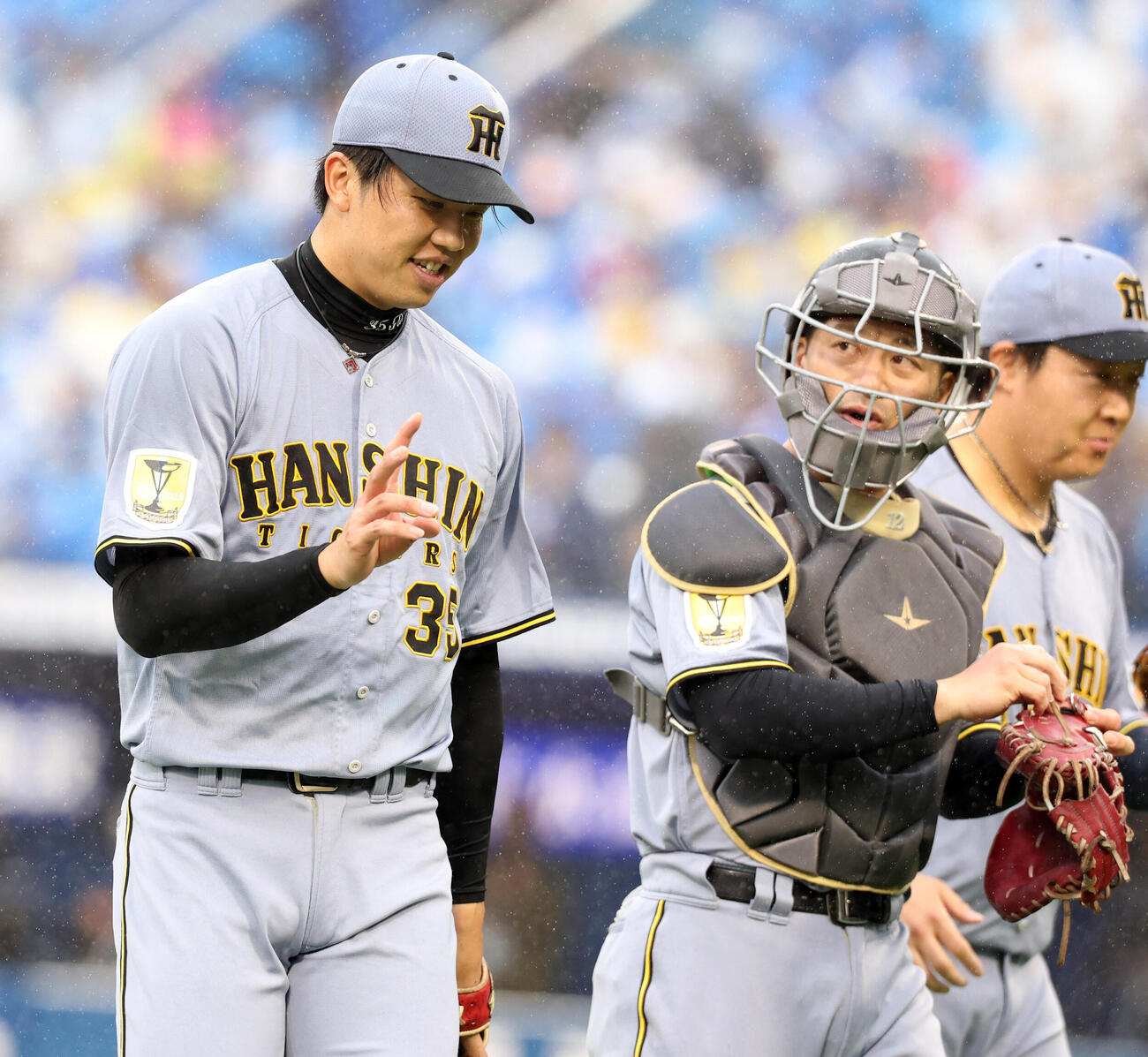 DeNA対阪神　1回裏DeNA2死一、二塁、佐野恵太を三振に仕留めた才木浩人（左）は笑みを浮かべて坂本誠志郎と話す（撮影・浅見桂子）