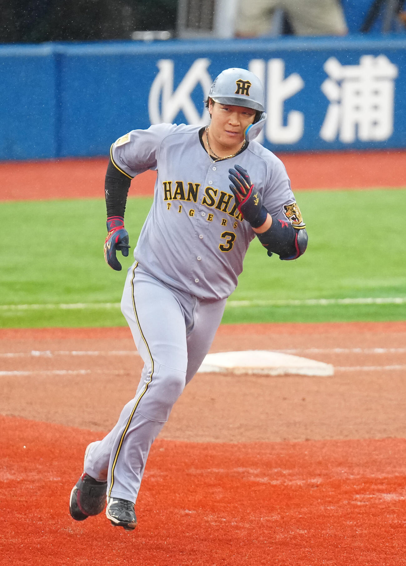 DeNA対阪神　4回表阪神1死、本塁打を放ち、ダイヤモンドを1周する大山悠輔（撮影・江口和貴）