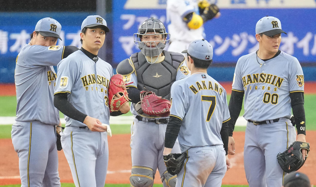 DeNA対阪神　4回裏途中、マウンドで激励を受ける阪神先発才木浩人（左から2人目）（撮影・江口和貴）