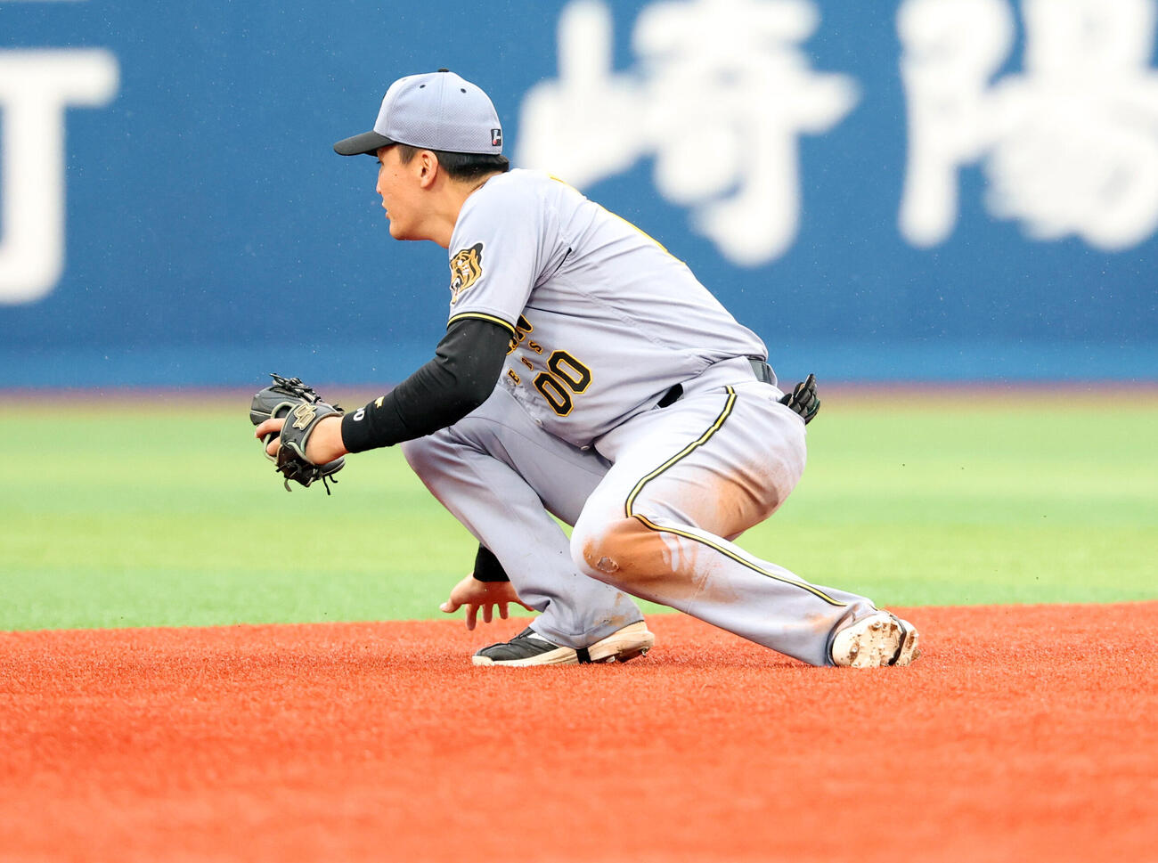 DeNA対阪神　4回裏DeNA2死二、三塁、度会隆輝の打球を後逸する元山飛優（撮影・浅見桂子）