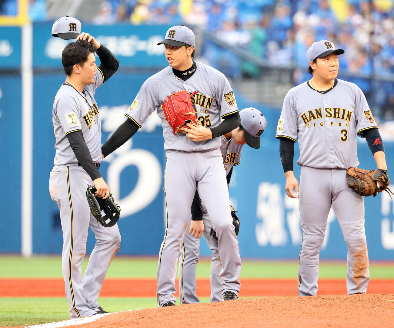 DeNA対阪神　4回裏DeNA2死二、三塁、度会隆輝の打球を後逸した元山飛優（左）は才木浩人（中央）に謝る（撮影・浅見桂子）